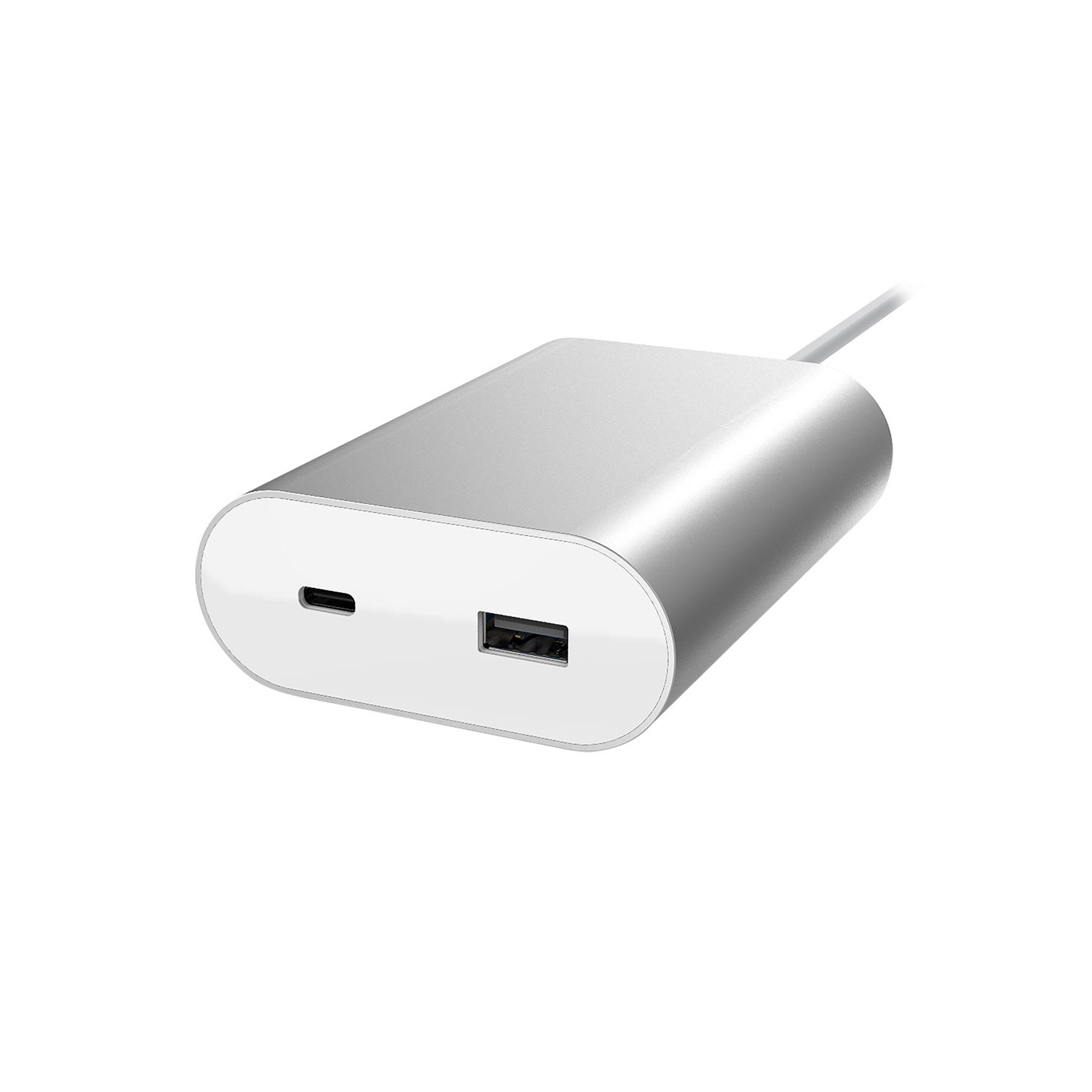 Silbernes USB-C-Ladegerät mit USB-Anschluss. Es ist ein rechteckiges Gerät mit abgerundeten Kanten auf weißer Oberfläche.