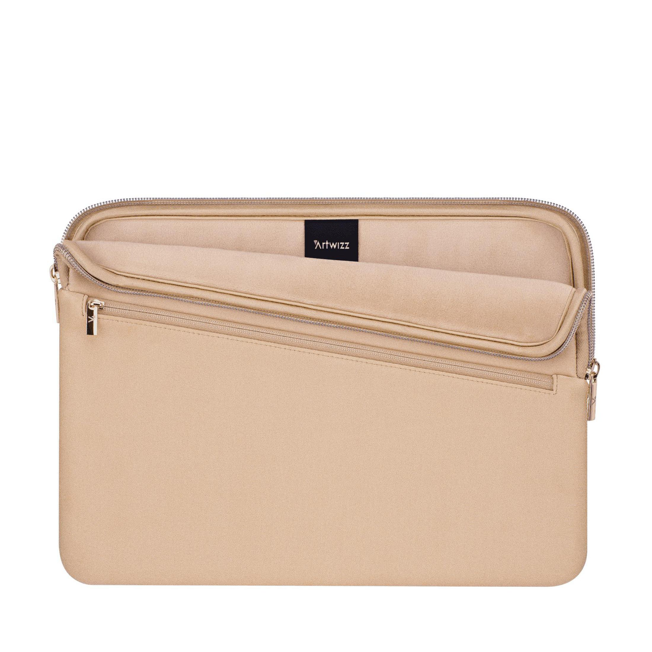Geöffnete Laptop-Hülle in Beige. Goldener Reißverschluss und -zipper. Weißer Hintergrund.