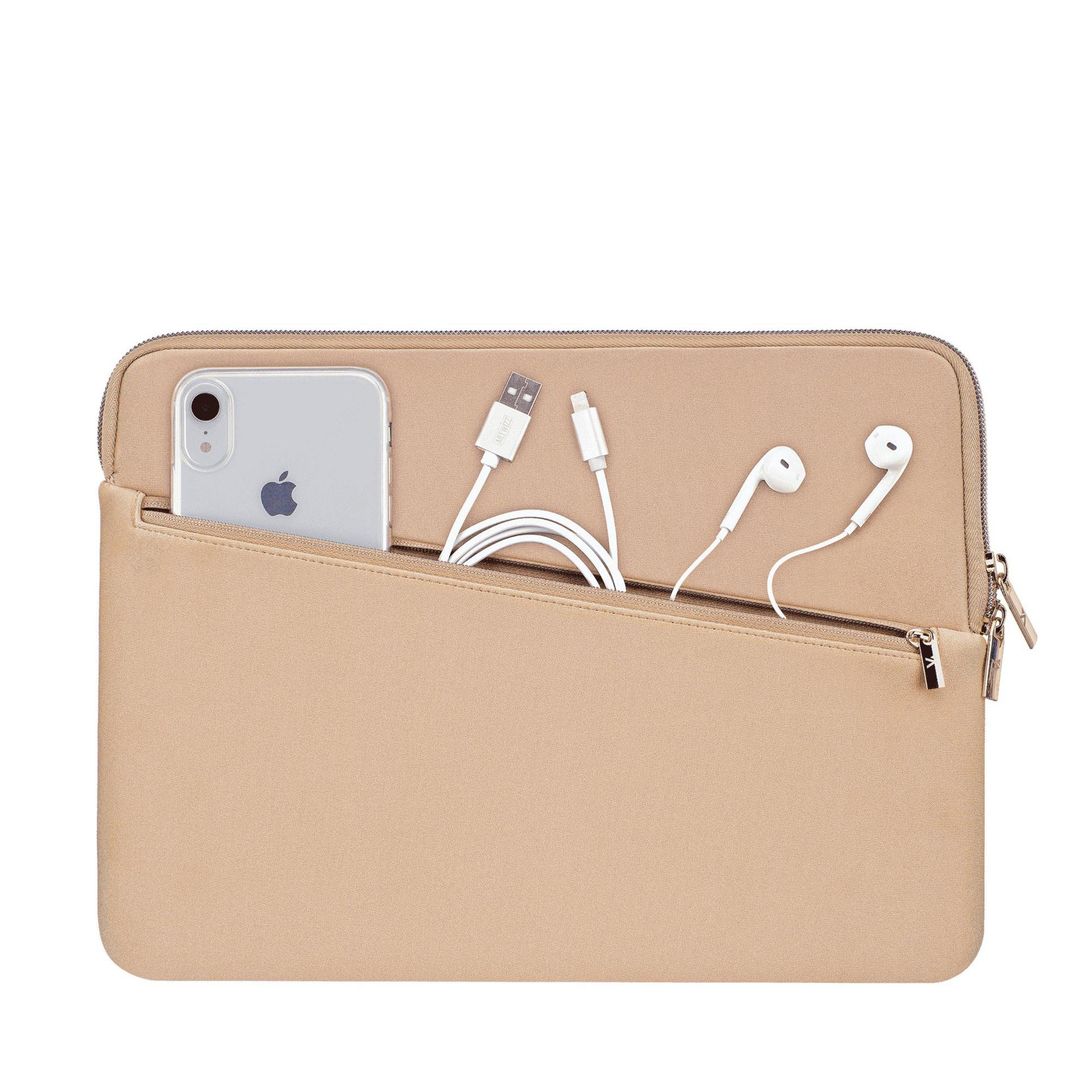 Geöffnete Laptop-Hülle in Beige. Telefon, Kabel und Kopfhörer innen. Weißer Hintergrund.