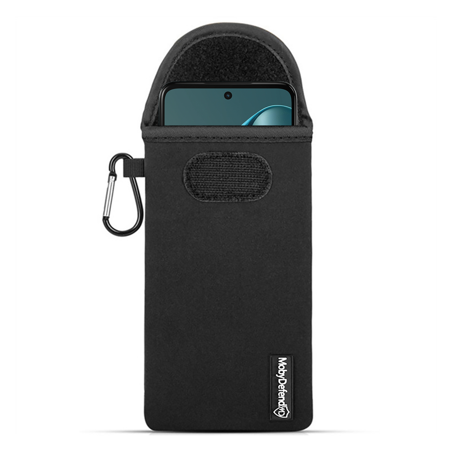 Zwarte telefoonhoes met een telefoon erin. Zilveren karabijnhaak. MobyDefend logo op de hoes.