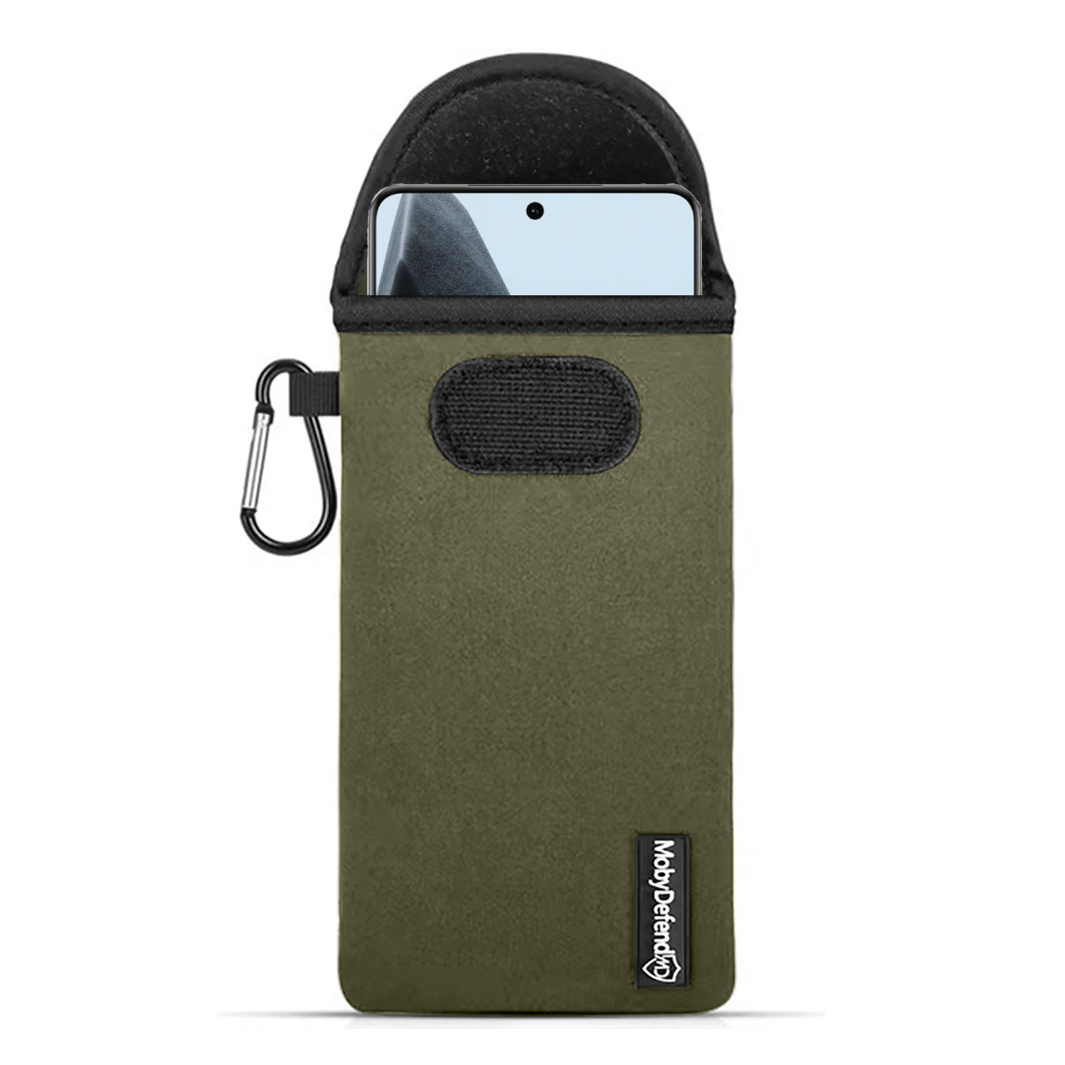 Een olijfgroene telefoonhoes met een zwarte bovenkant, een telefoon is zichtbaar. Een zilveren karabijnhaak is bevestigd.