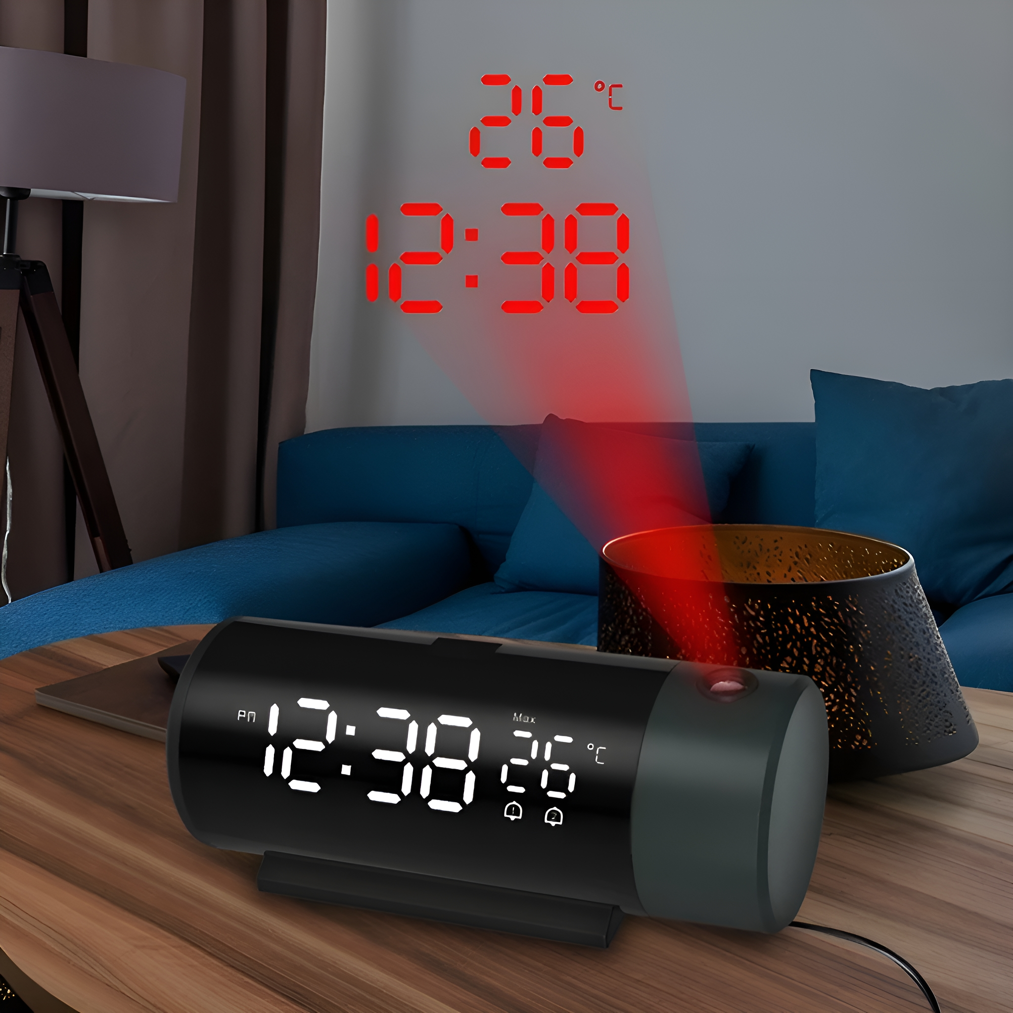 Schwarze Digitaluhr, die Zeit und Temperatur an die Wand projiziert. Holztisch.