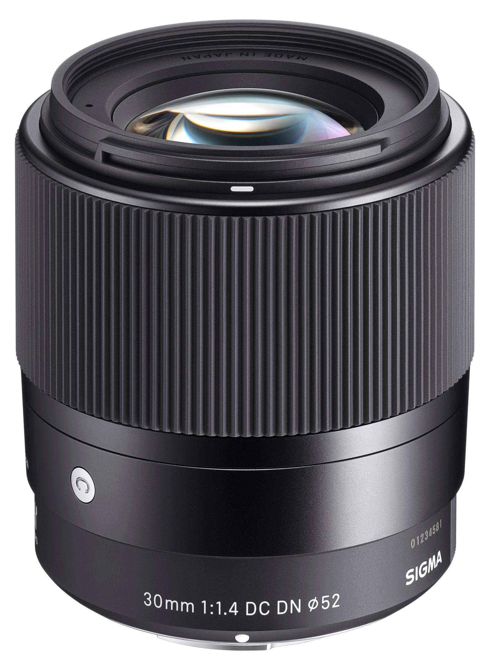 Zwarte cameralens, gemarkeerd '30mm 1:1.4 DC DN 52', met geribbeld ontwerp.
