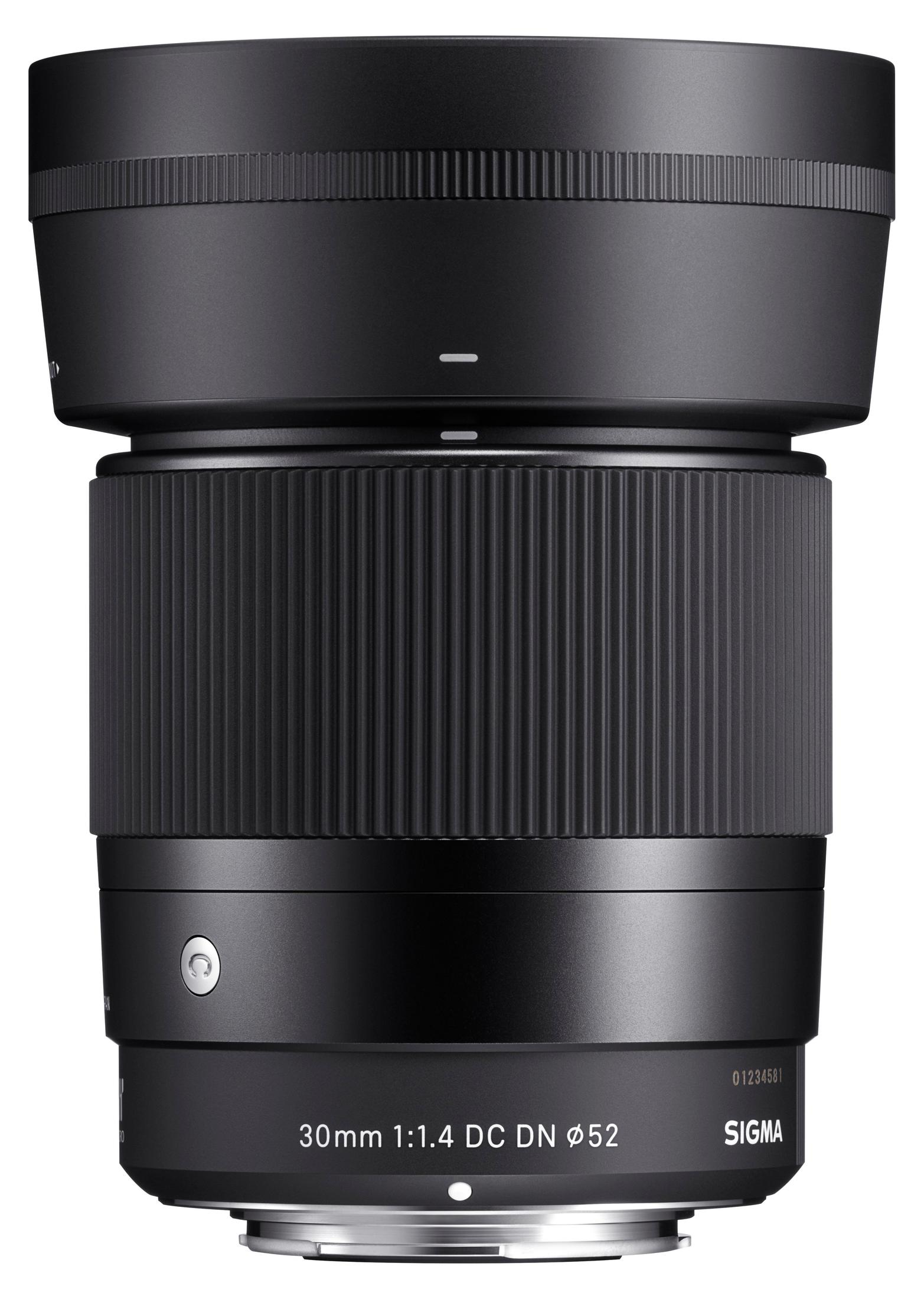 Een zwarte lens met een zonnekap. Er staat 30mm 1:1.4 DC DN Ø52 op de lens.