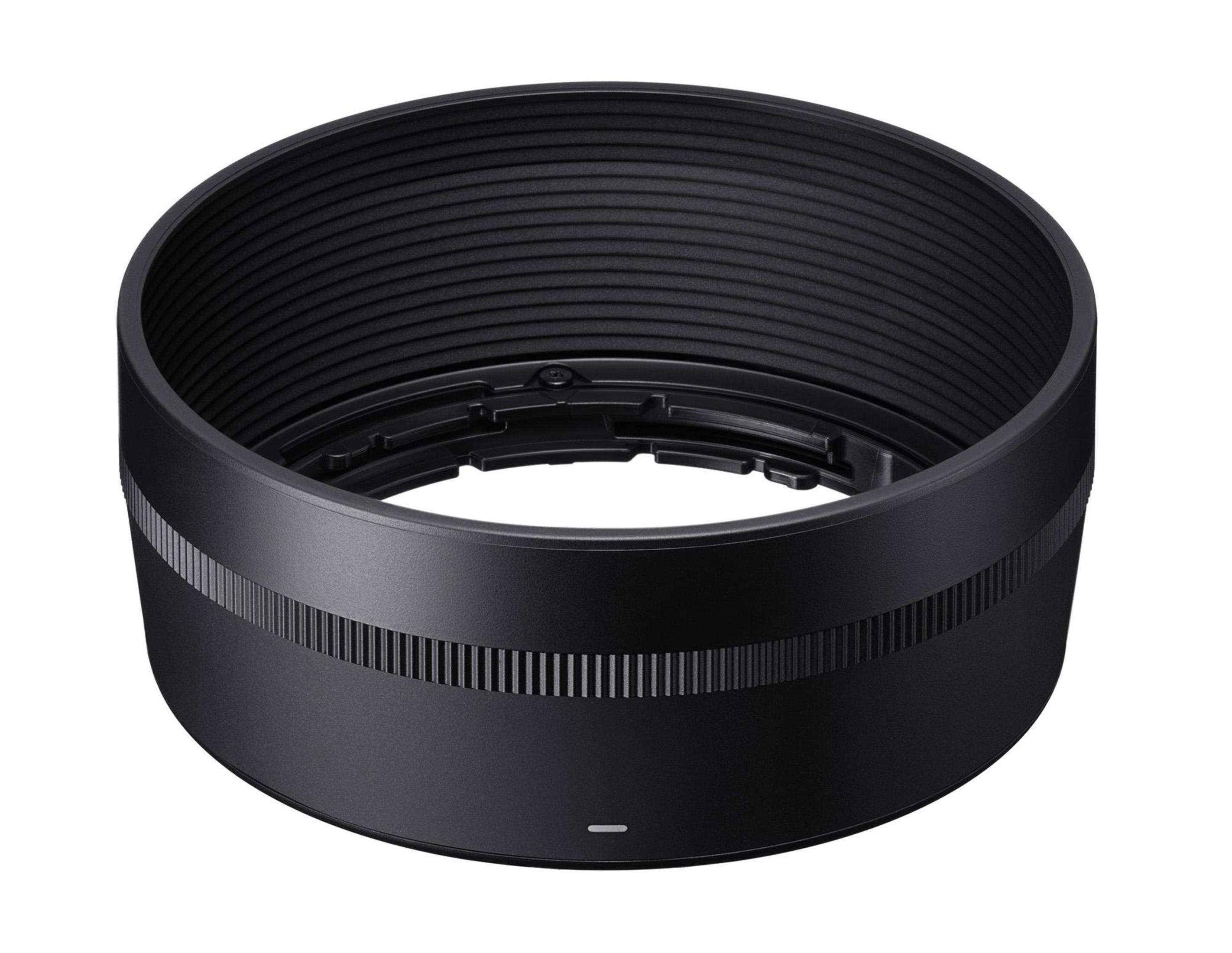 Pare-soleil noir, forme cylindrique, intérieur strié, extérieur lisse, sur fond blanc.