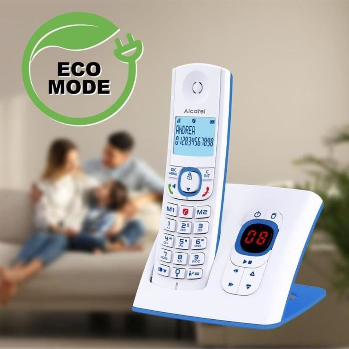 Telefono cordless bianco e blu con base e famiglia sullo sfondo sfocato. Icona modalità Eco.