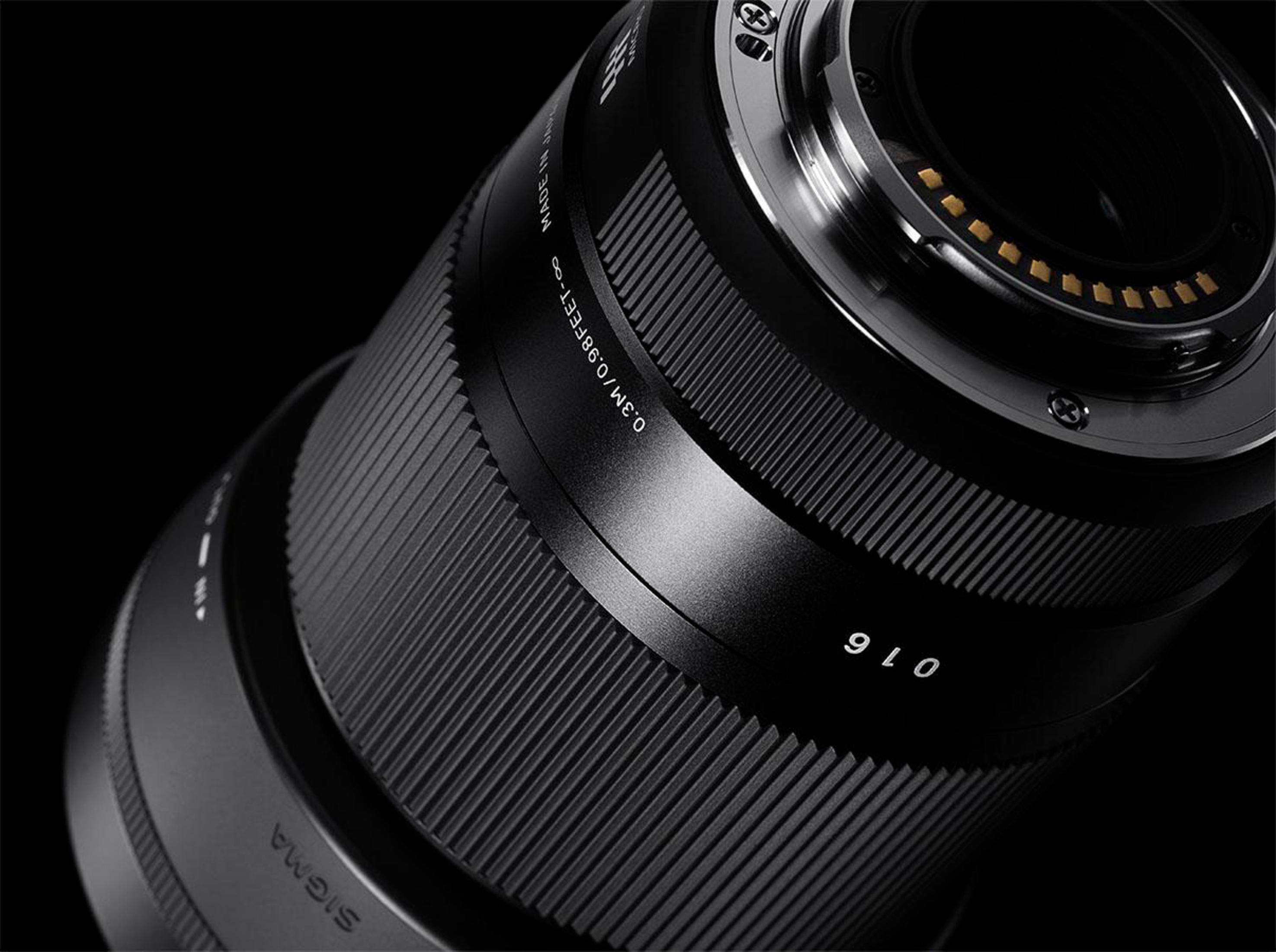 Zwarte lens met zilveren details op zwarte achtergrond.