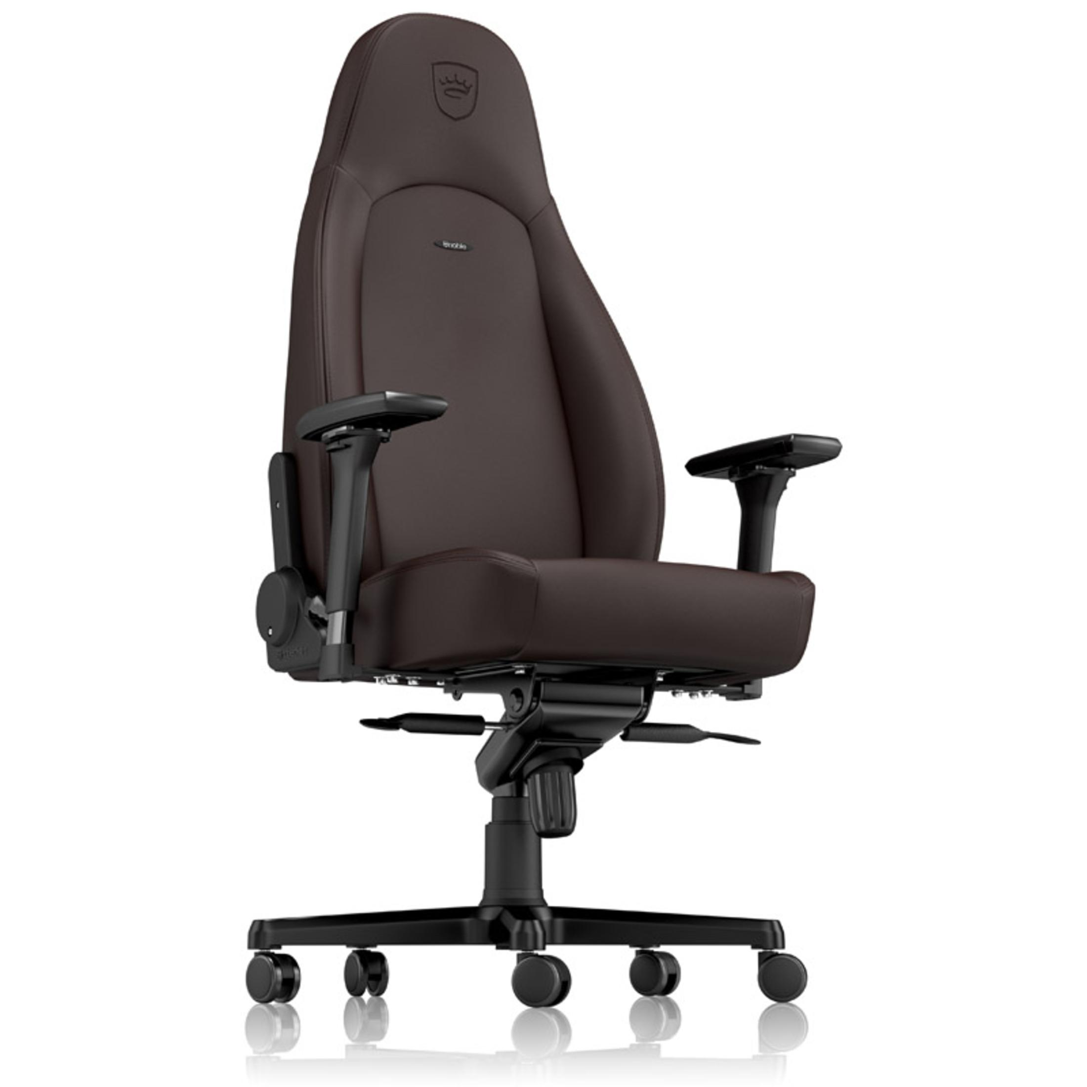 Chaise de jeu en cuir marron avec des accents noirs, sur fond blanc.