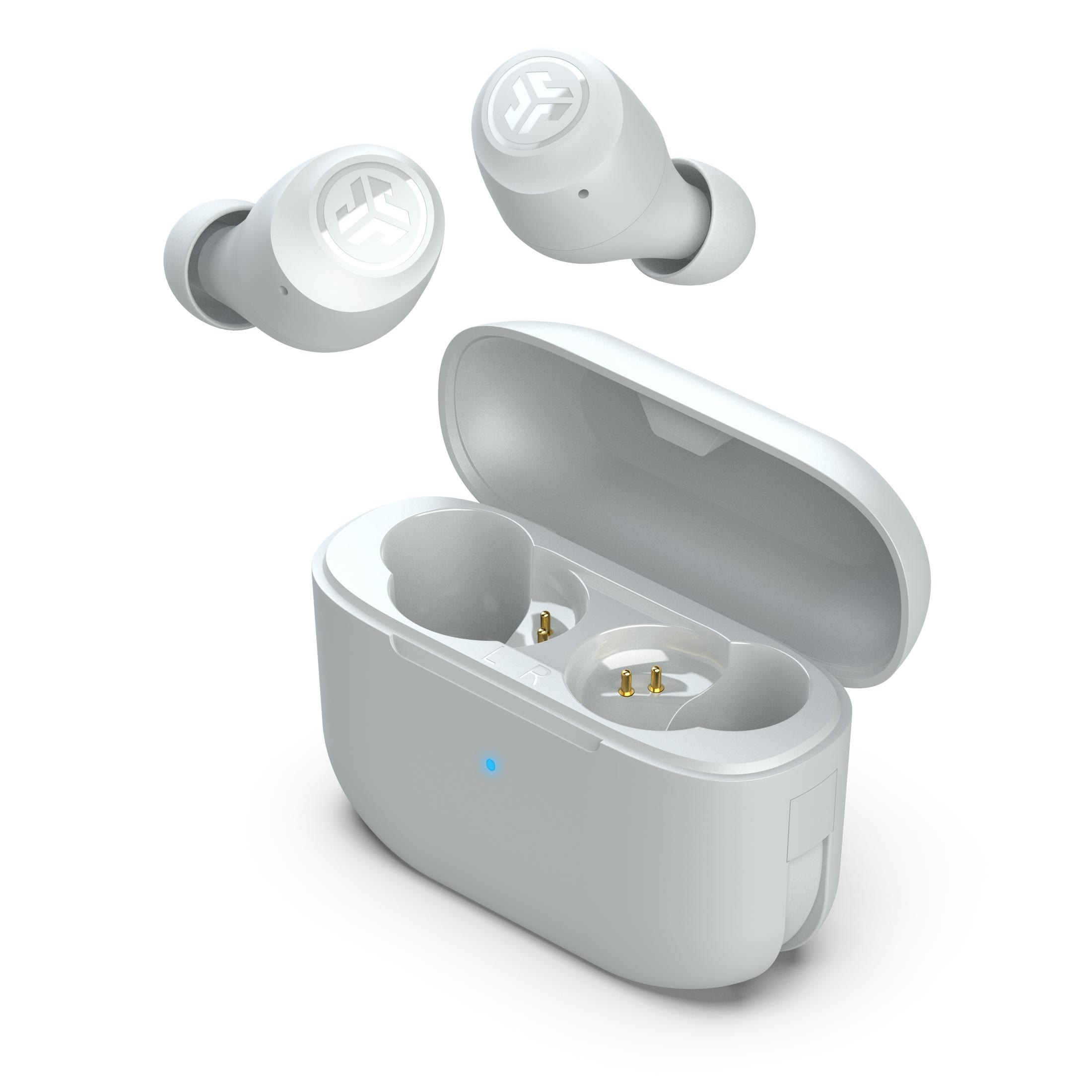 Auriculares blancos y estuche de carga. Se muestran tres auriculares, con el estuche abierto, sobre un fondo blanco.