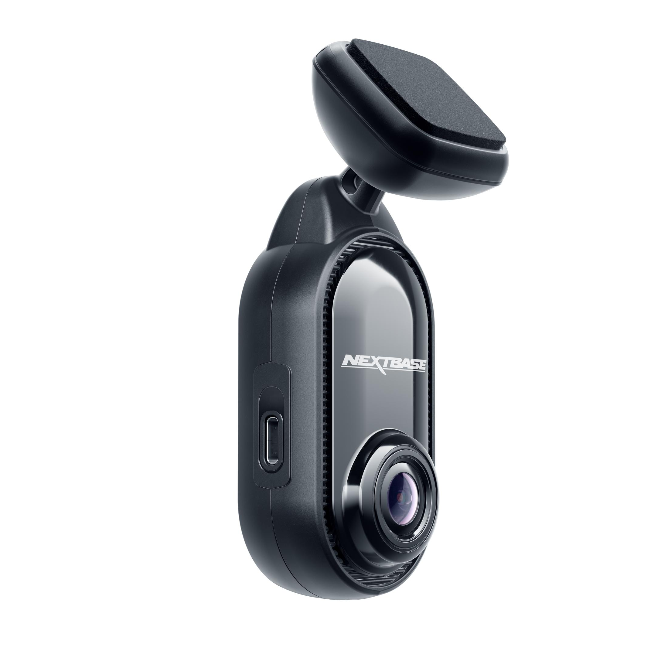 Schwarze Dashcam mit Saugnapfhalterung. Objektiv, Nextbase-Logo sichtbar. Weißer Hintergrund.