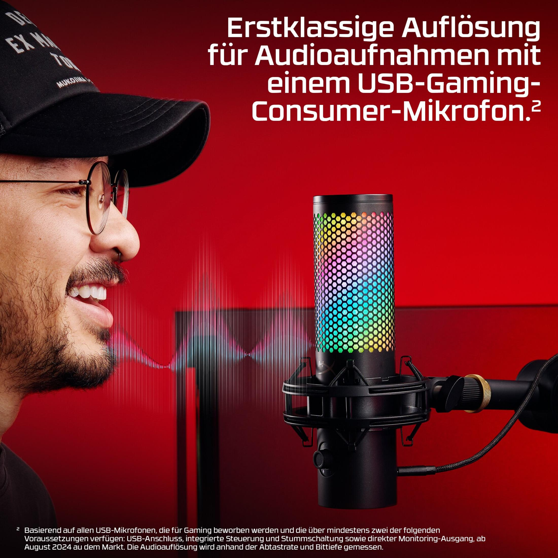 Homme parlant dans un microphone noir avec une lumière LED colorée, fond rouge.