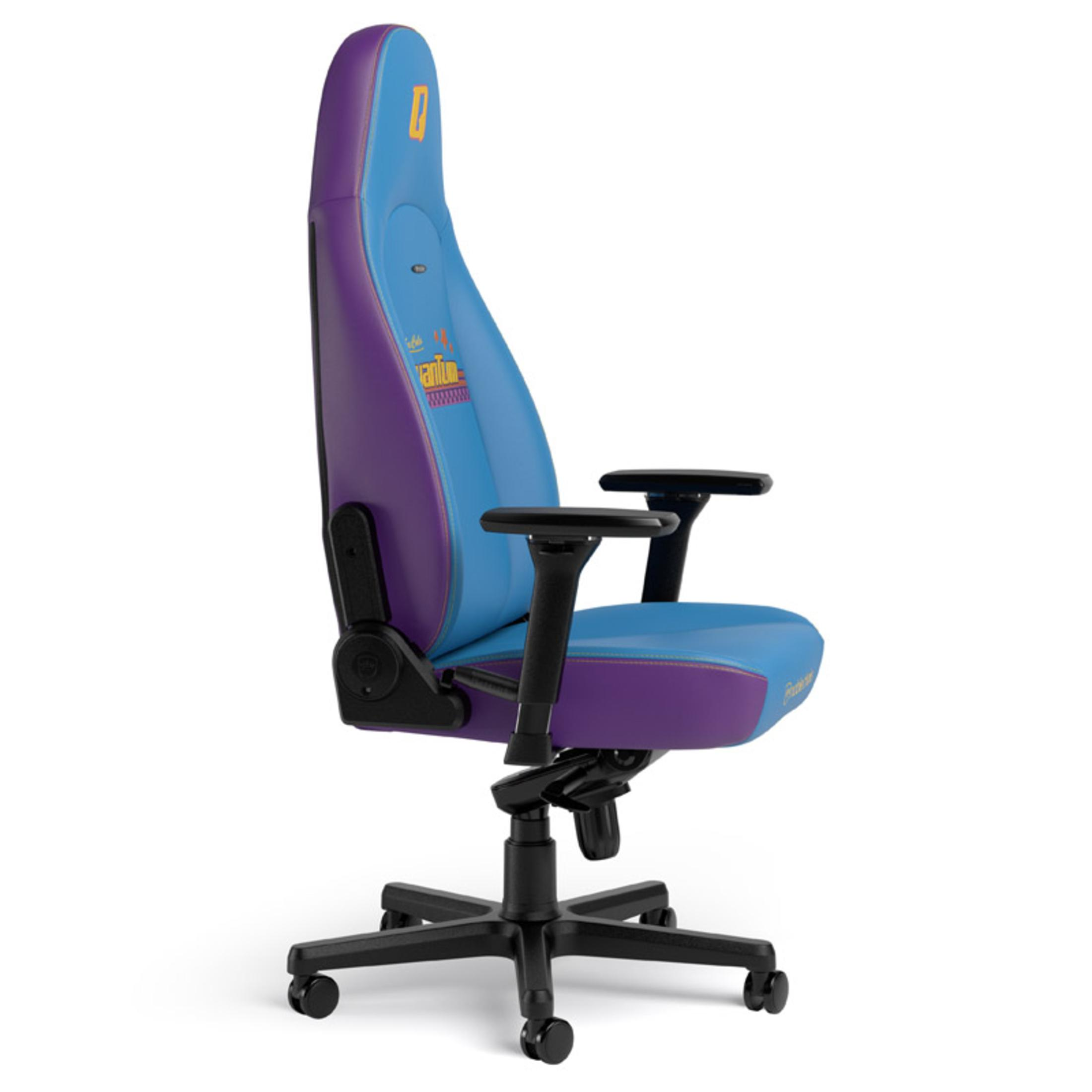 Chaise gaming bleue et violette sur fond blanc. Accoudoirs et base noirs.