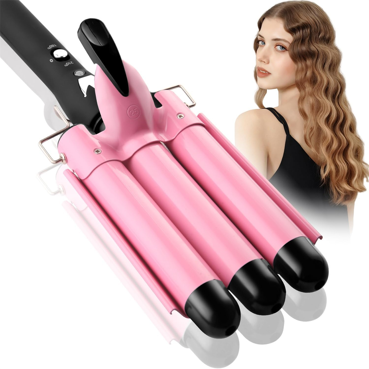 Pinker Haar-Lockenstab mit drei Läufen, ein schwarzes Lockenstab und eine Frau mit welligem Haar auf weißem Hintergrund.