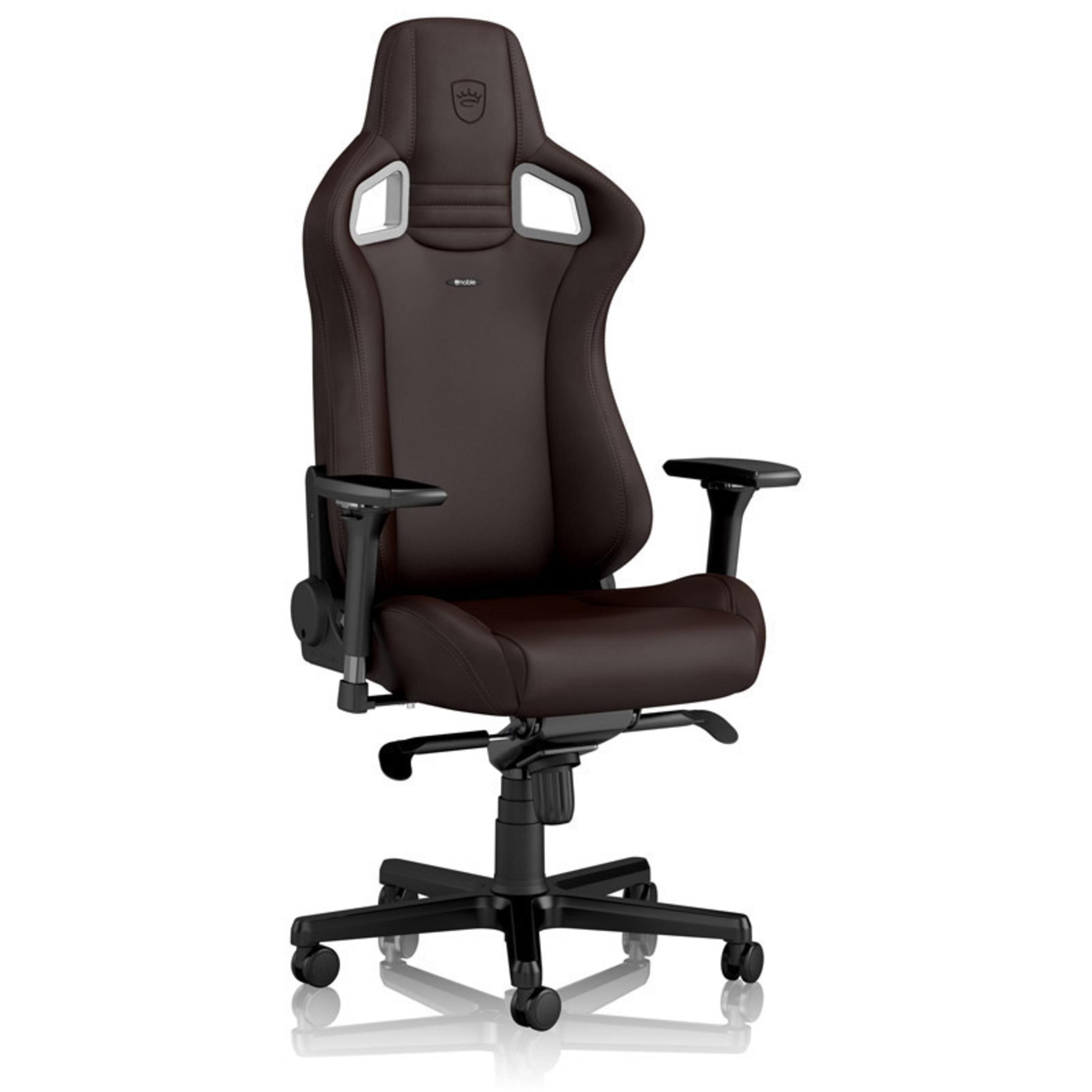 Ein brauner Gaming-Stuhl aus Leder mit Kopfstütze und Armlehnen, auf weißem Hintergrund.