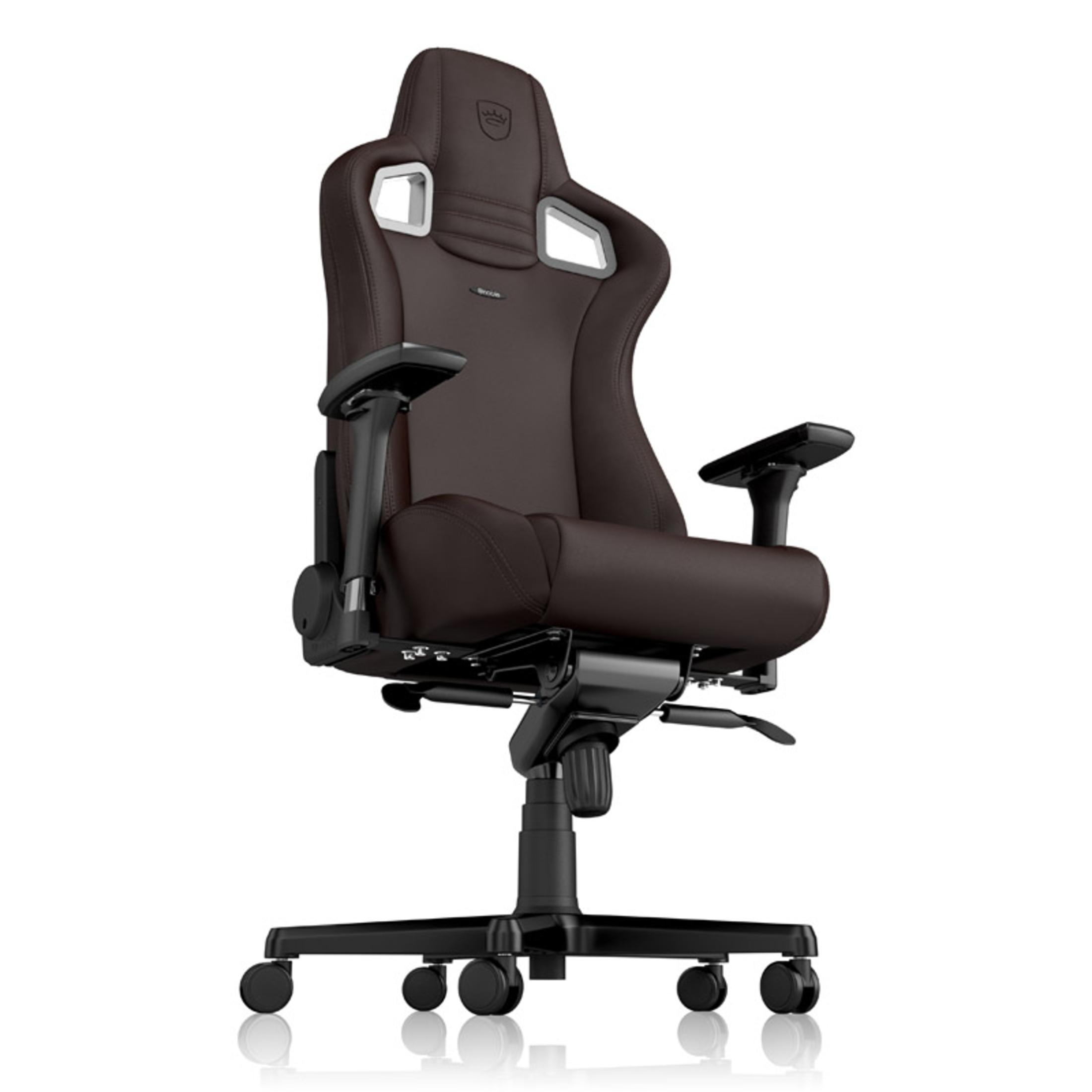 Brauner Gaming-Stuhl mit schwarzem Gestell und Armlehnen. Er hat eine Kopfstütze und der Markenname ist sichtbar.