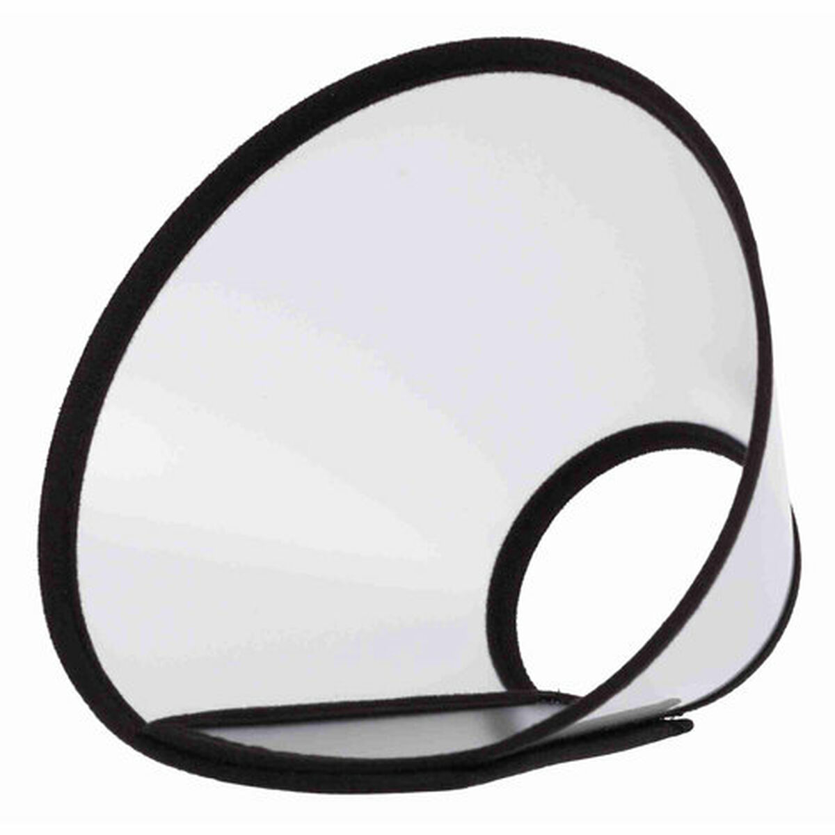 Un collar de cono de plástico transparente con ribete negro. El collar está abierto y tiene forma redonda.