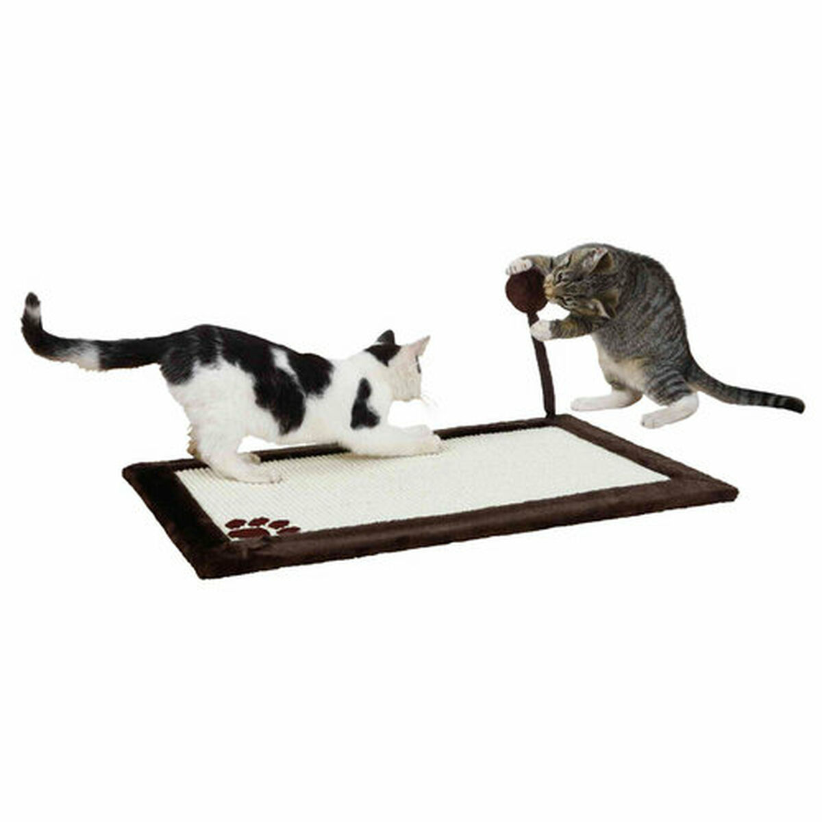 Dos gatos jugando con una esterilla rascadora, uno con un juguete en palo.
