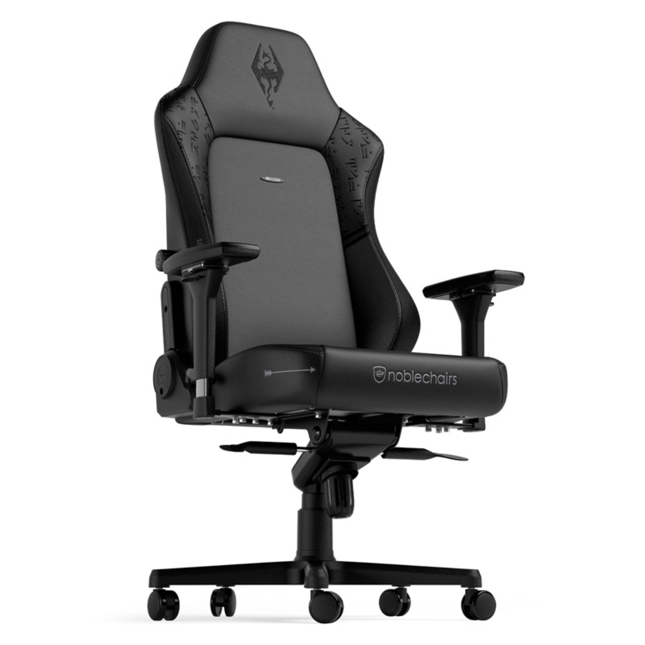 Schwarzer Gaming-Stuhl mit Kopfstütze mit Logo, auf weißem Hintergrund.