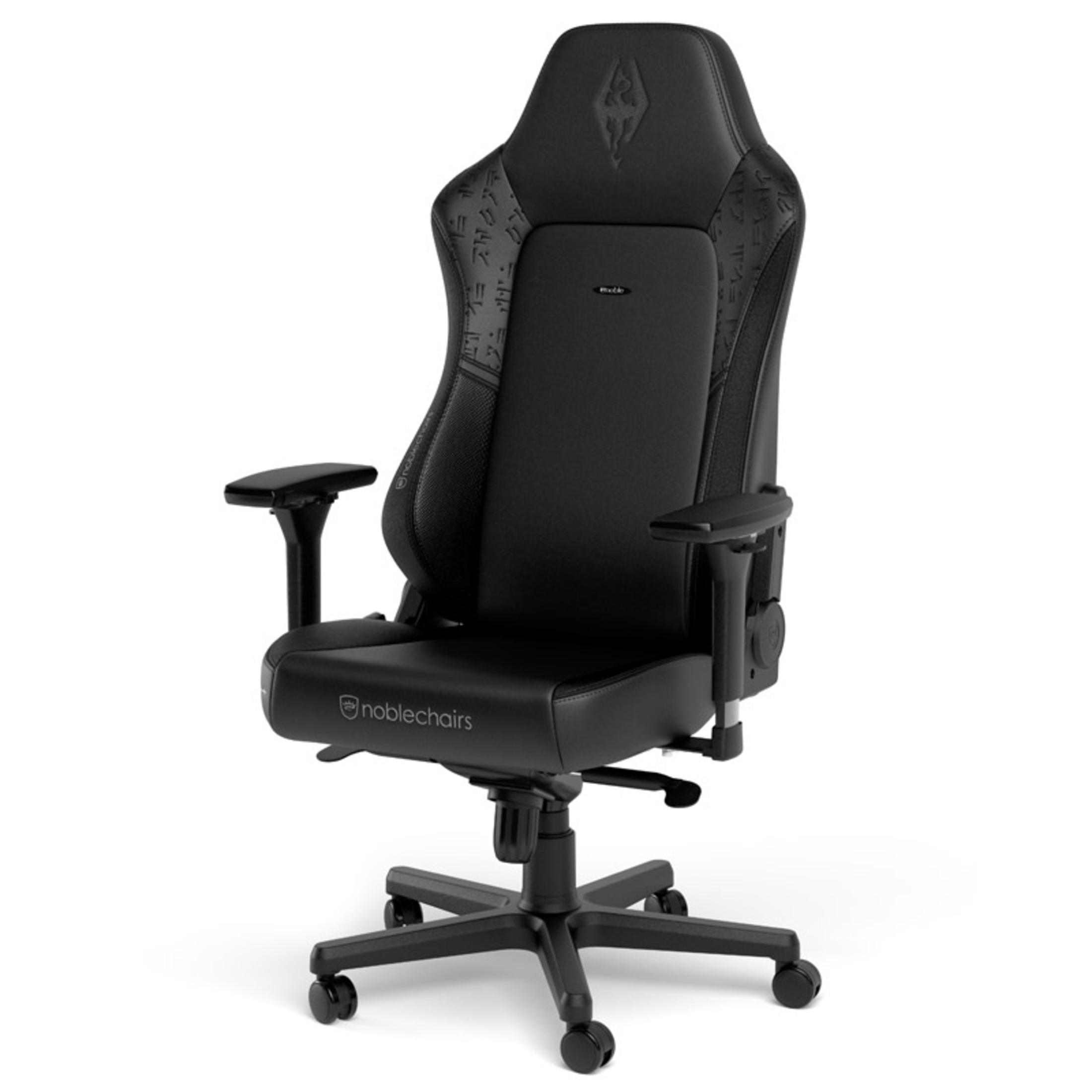 Schwarzer Gaming-Stuhl. Merkmale: schwarze Basis, schwarze Armlehnen und schwarzer Rücken mit Logo.