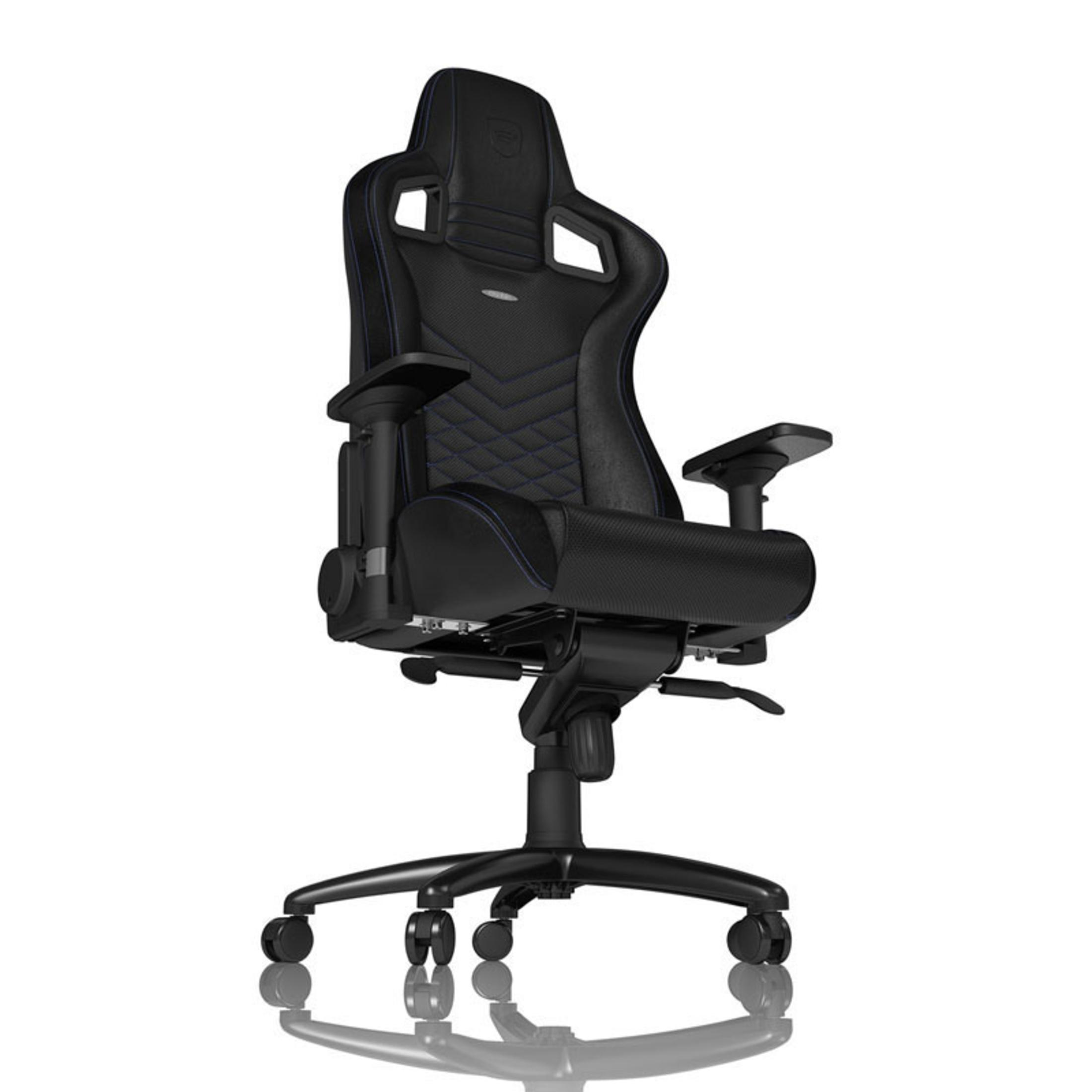 Schwarzer Gaming-Stuhl auf weißem Hintergrund. Schwarzer Sockel und Räder, mit Kopfstütze und Armlehnen.