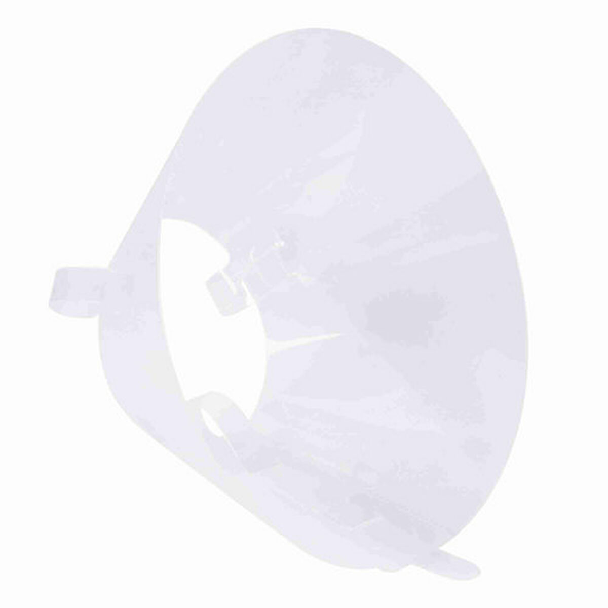 Un cono de plástico transparente, probablemente para una mascota, para evitar que se lama las heridas, sobre fondo blanco.