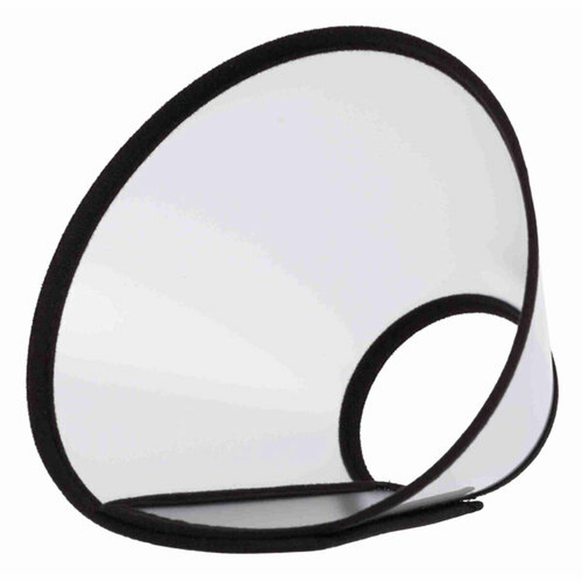 Un cono de plástico para mascotas con borde negro. El cono es transparente. Fondo blanco.