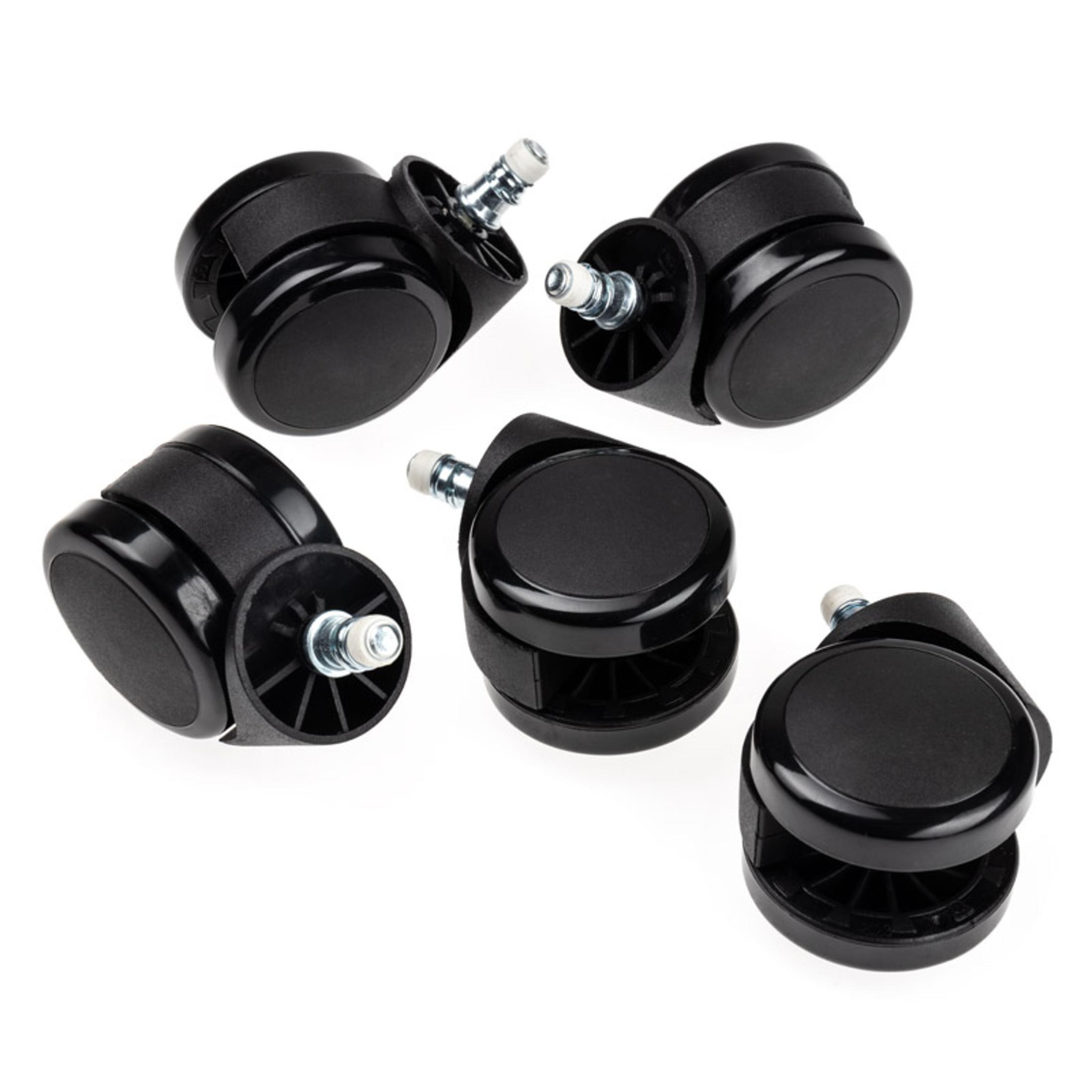 Fünf schwarze Stuhlrollen, jeweils mit einem Rad und einem Befestigungsstift, auf weißer Oberfläche angeordnet.