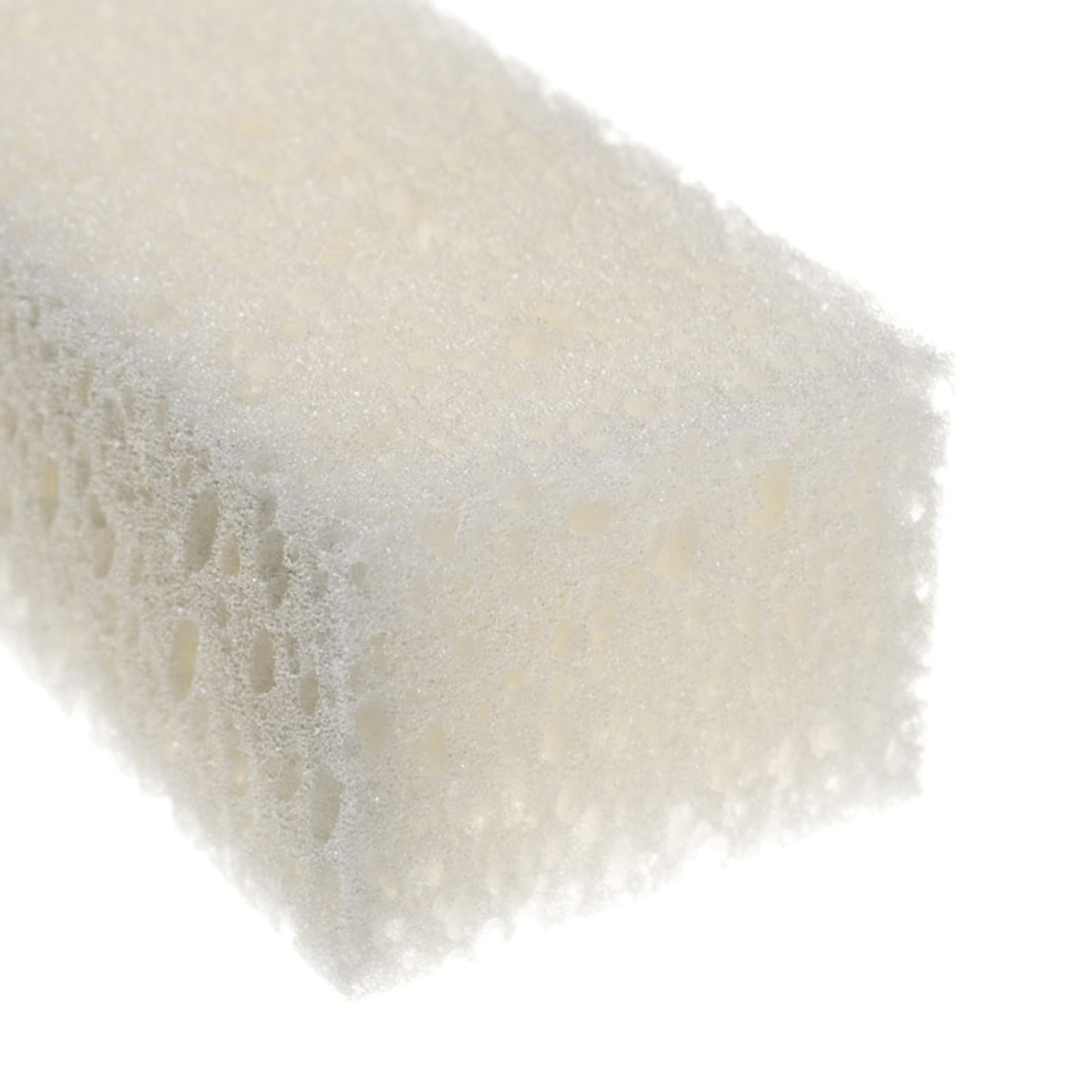 Nahaufnahme eines weißen Schaumstoffblocks mit poröser Textur, isoliert vor weißem Hintergrund.