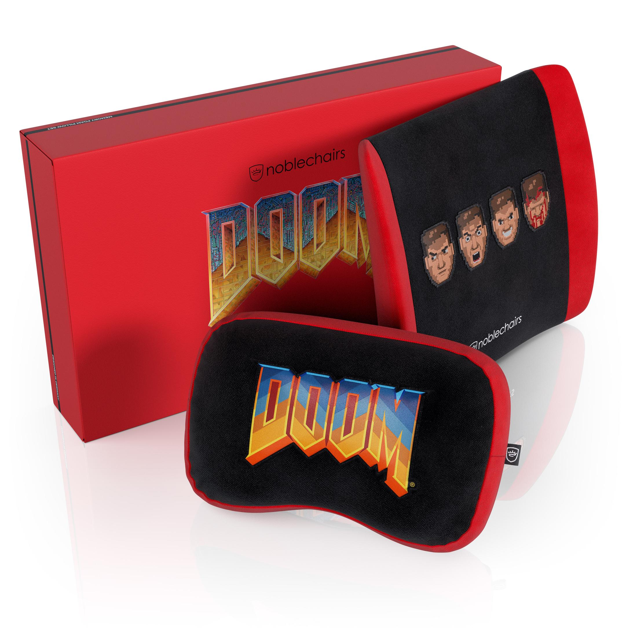 Rote Box mit DOOM-Logo, ein schwarzes Kissen mit DOOM-Logo und ein Rückenstützkissen.