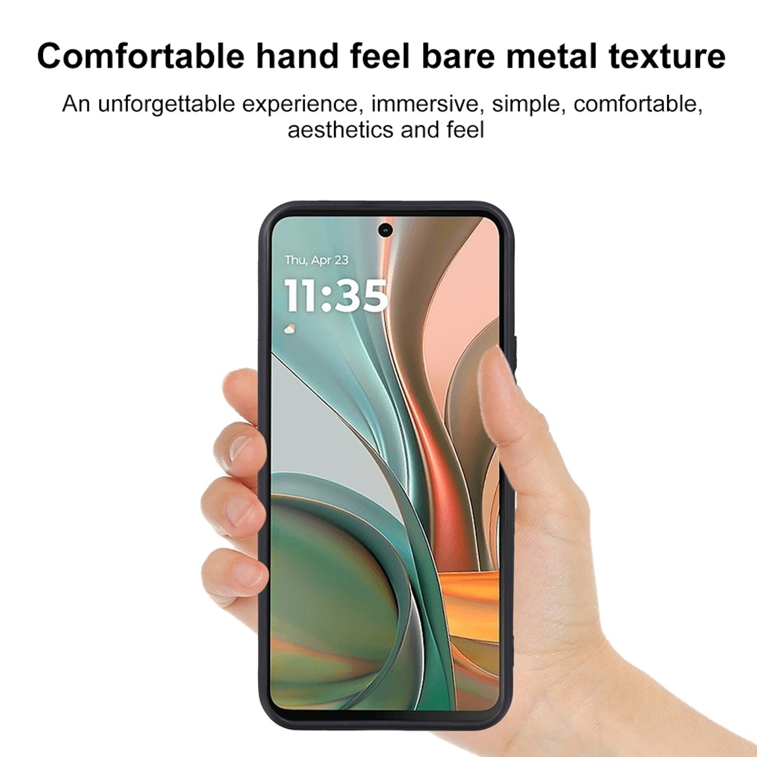 Hand, die ein schwarzes Telefon mit sichtbarem Bildschirm hält, der Zeit und Datum anzeigt.