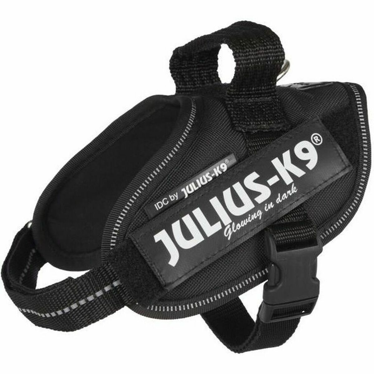 Arnés negro para perros con el logo "JULIUS-K9" y rayas reflectantes, aislado sobre blanco.