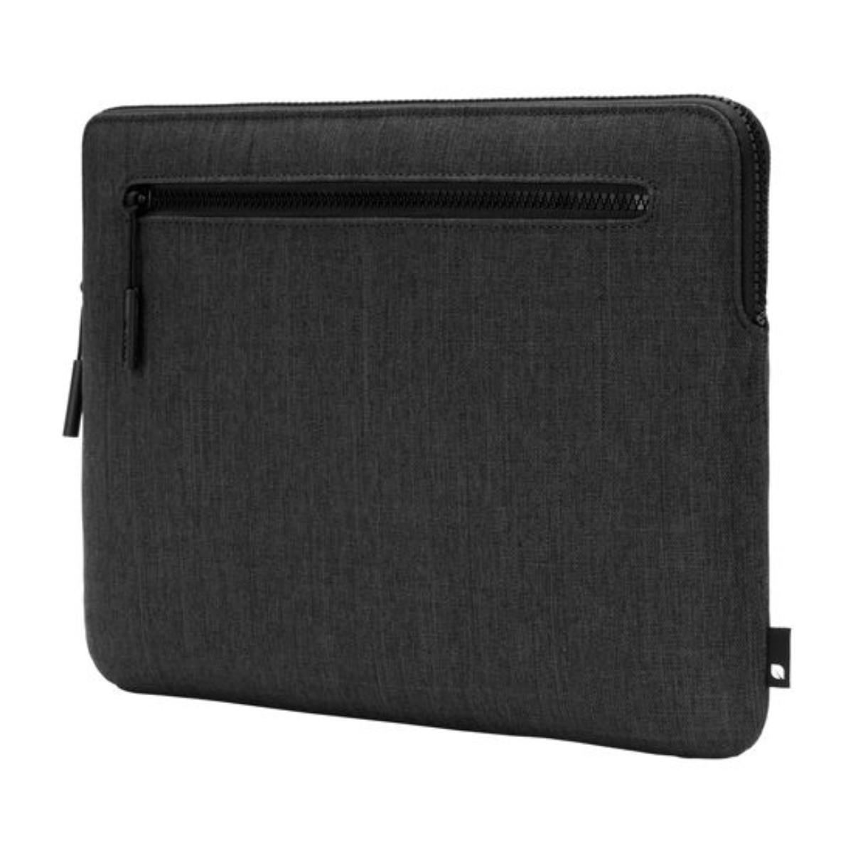 Una custodia nera per laptop con chiusura a zip è mostrata su sfondo bianco, vista in prospettiva.