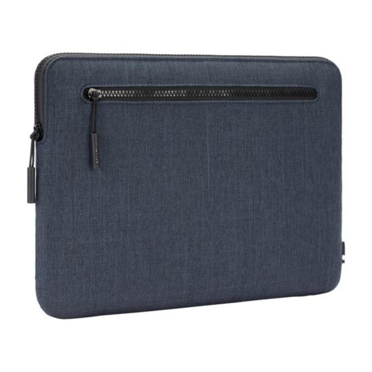 Custodia per laptop in tessuto blu scuro con tasca con cerniera. Cerniera nera con tiretto nero.