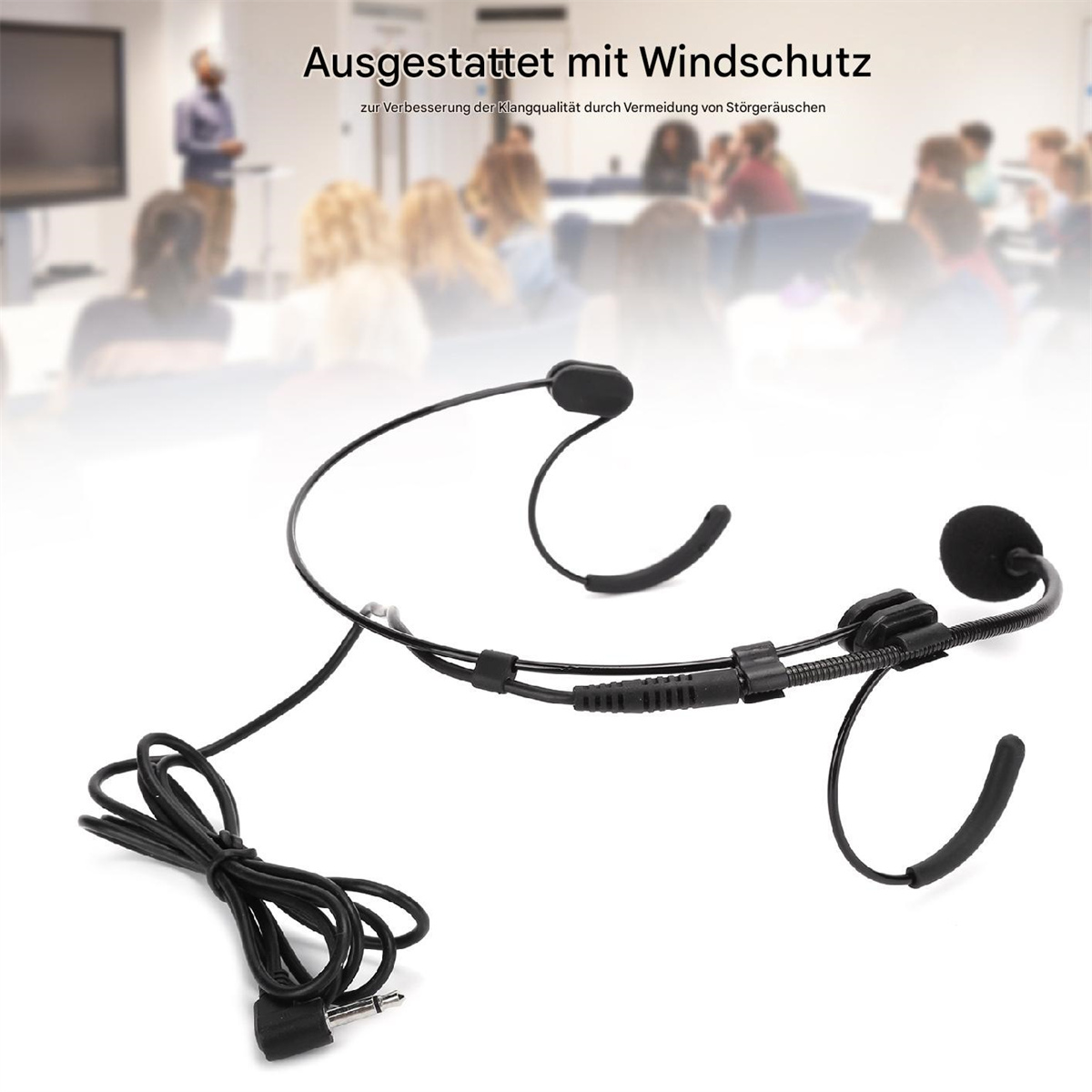 Ein Headset-Mikrofon vor unscharfem Hintergrund einer Präsentation. Personen anwesend.