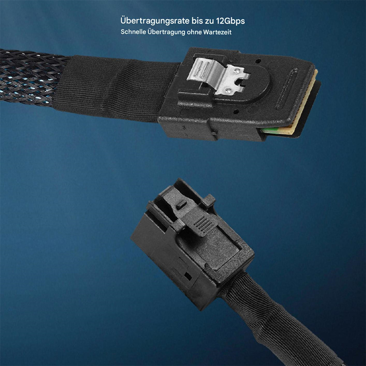 Zwei schwarze Stecker mit Kabeln vor verschwommenem blauem Hintergrund.