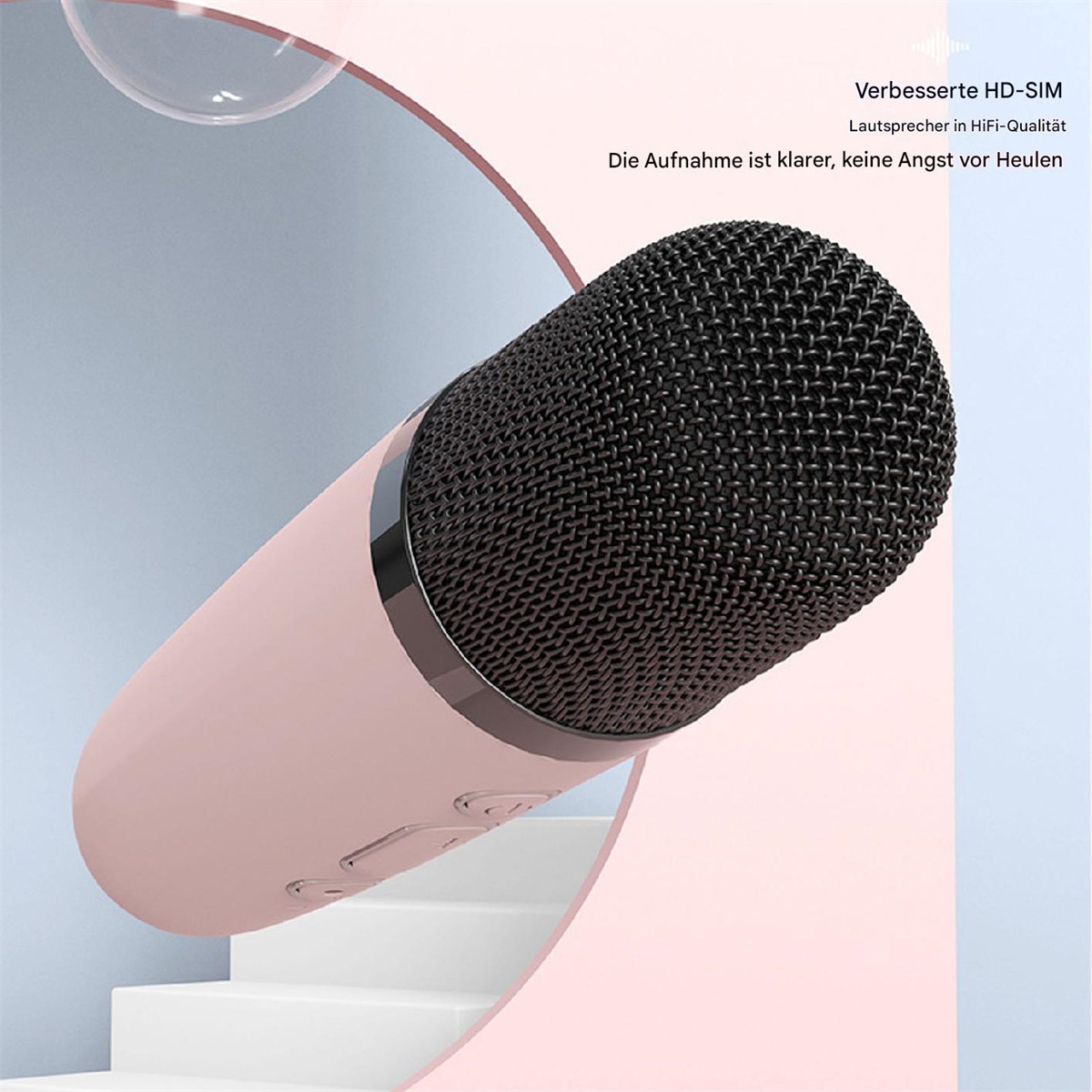 Ein rosa Mikrofon mit einem Mesh-Top und einer abgerundeten Form, vor verschwommenem Hintergrund.