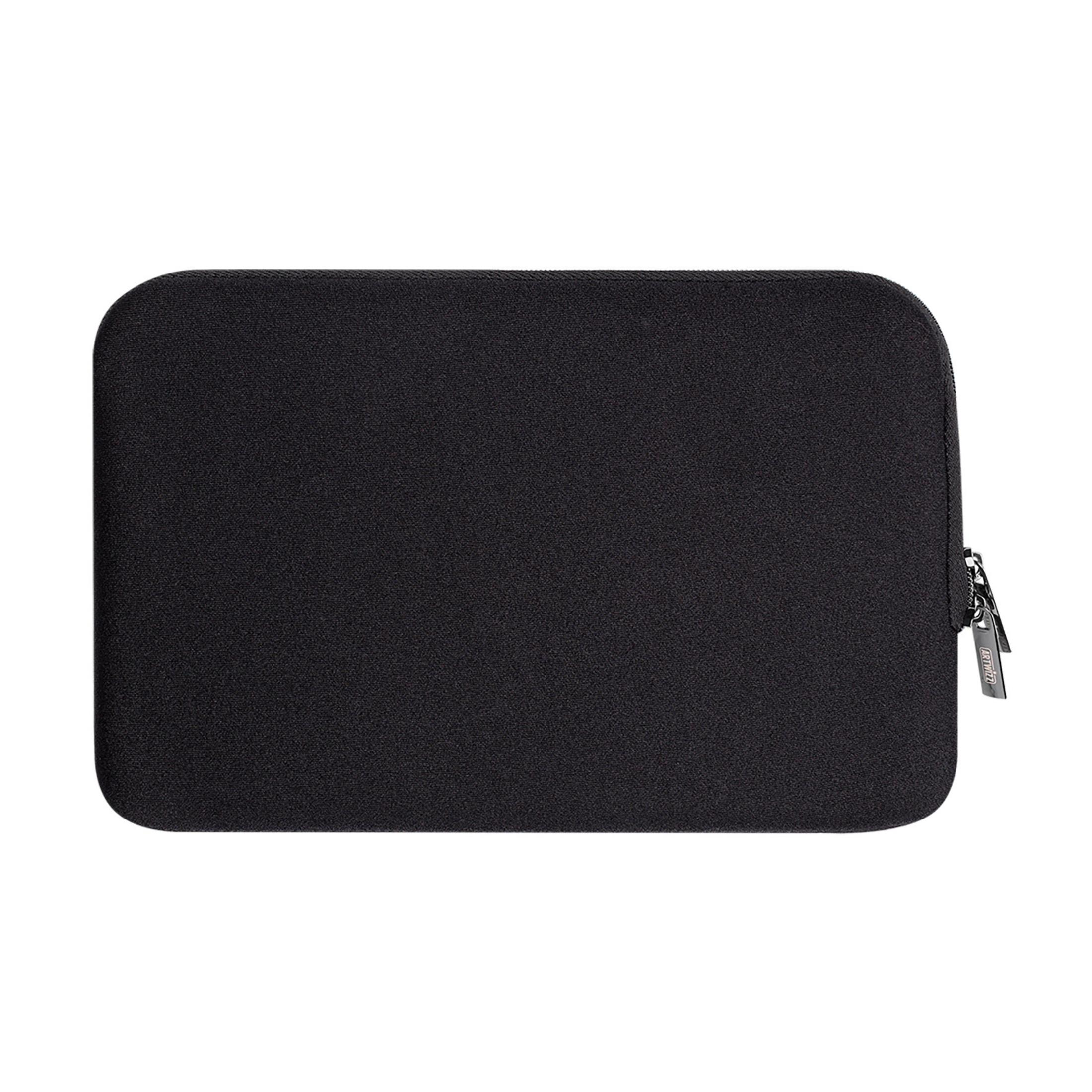 Eine schwarze Laptoptasche. Sie hat einen Reißverschluss und ein kleines Etikett an der Seite.