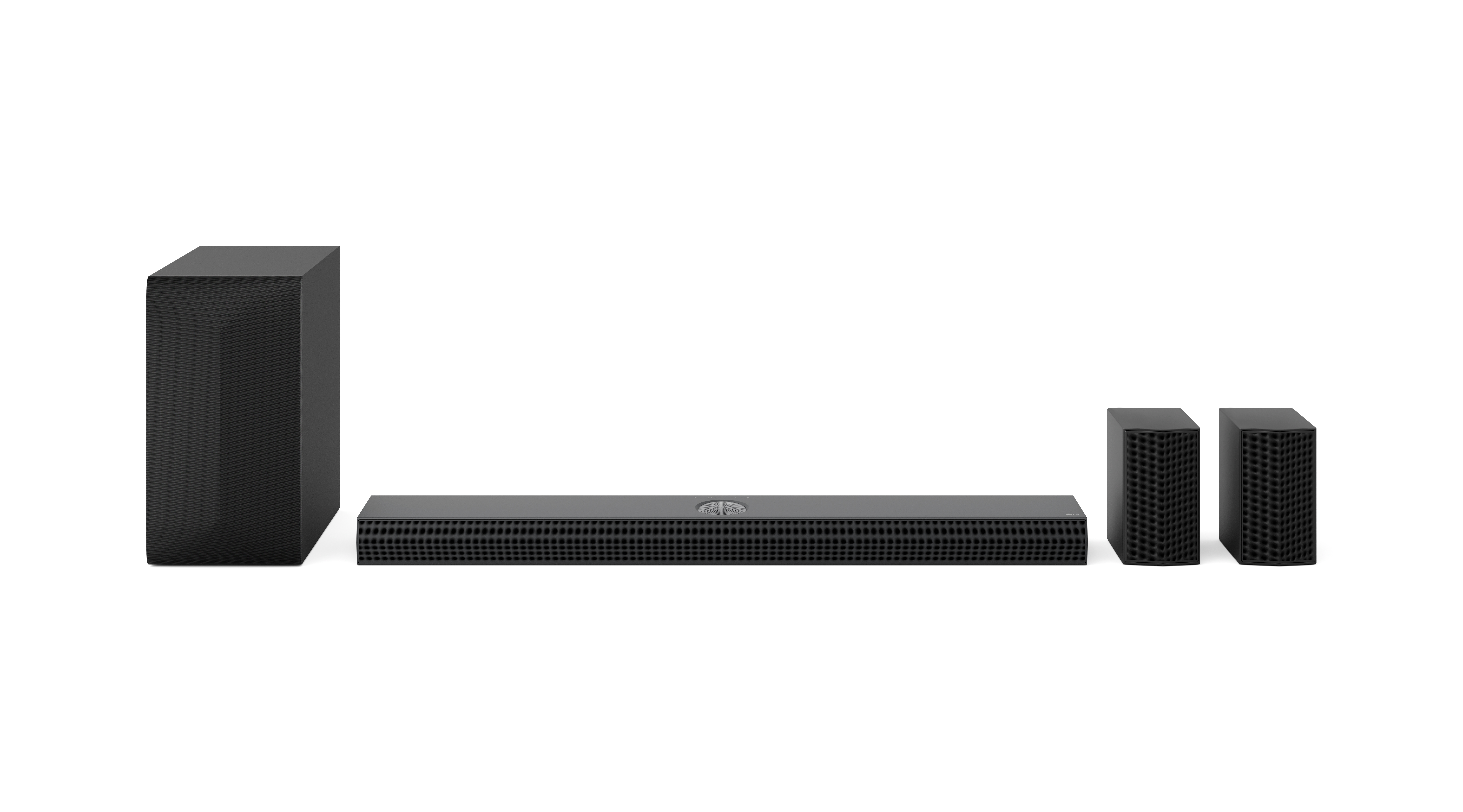 Czarny system soundbar LG z subwooferem, soundbarem i dwoma głośnikami tylnymi, na białym tle.