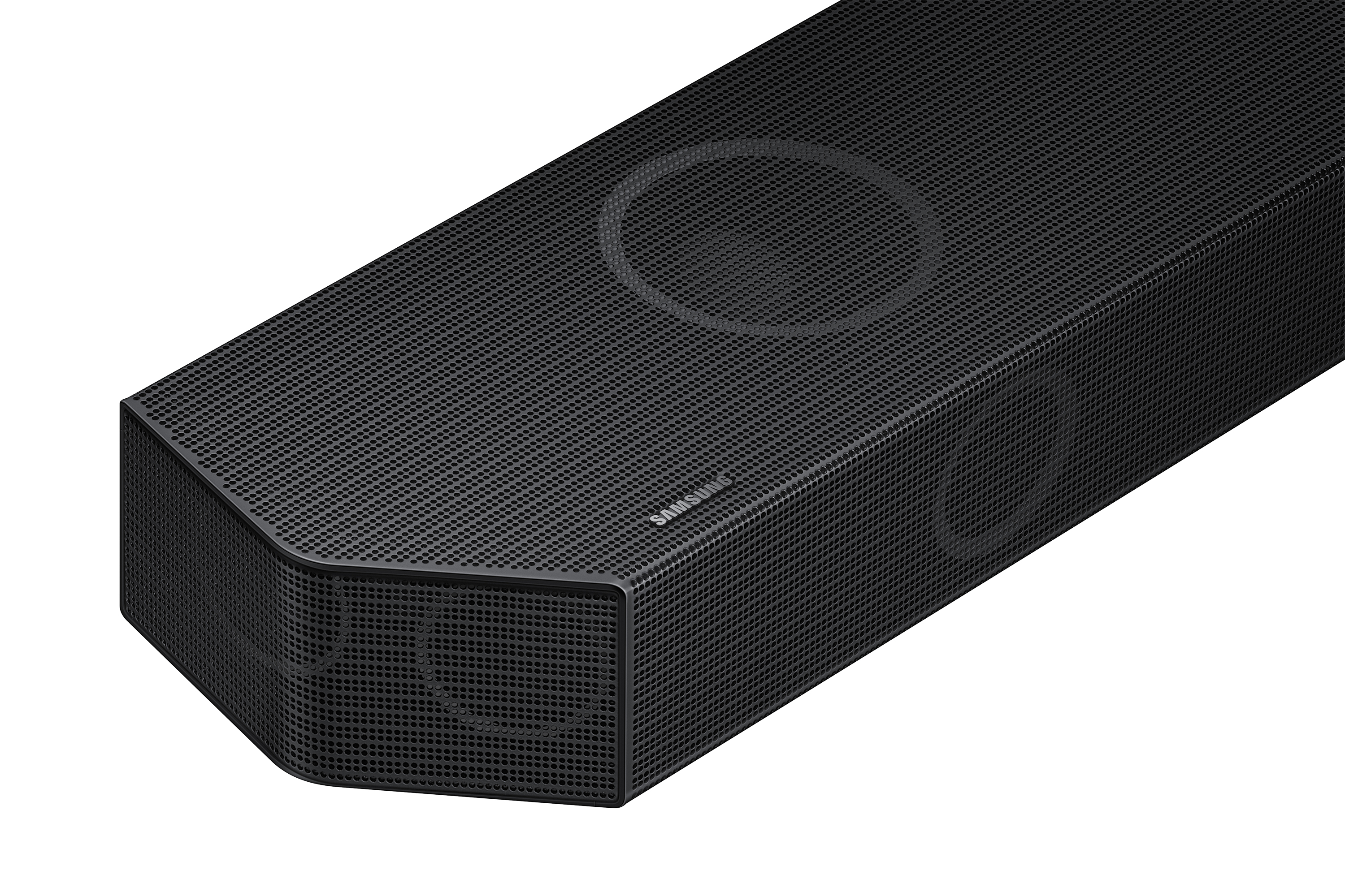 Czarny soundbar na białym tle, z zbliżeniem na design.