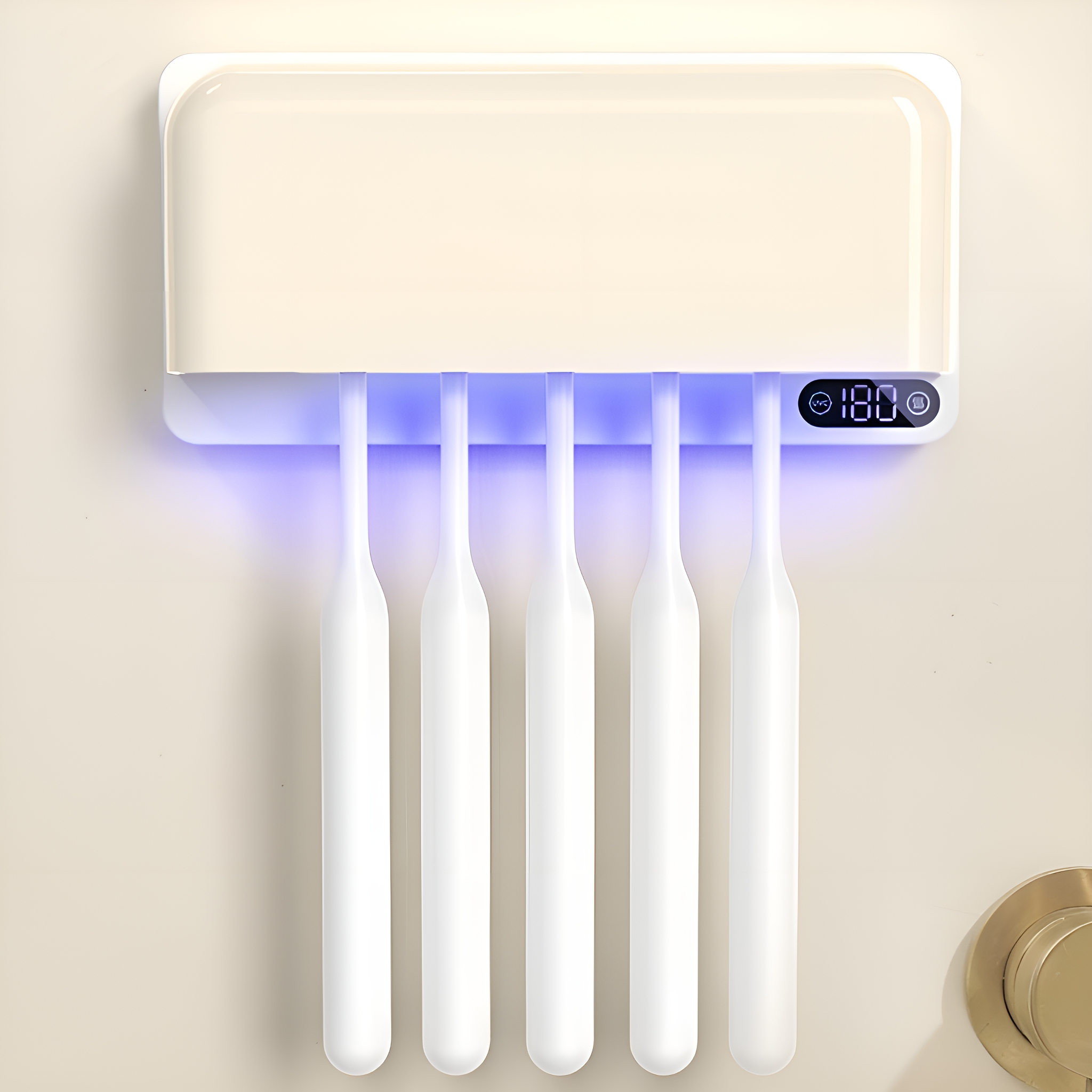 Weißer Zahnbürstenhalter mit fünf Zahnbürsten, UV-Licht und digitaler Anzeige. An der Wand.