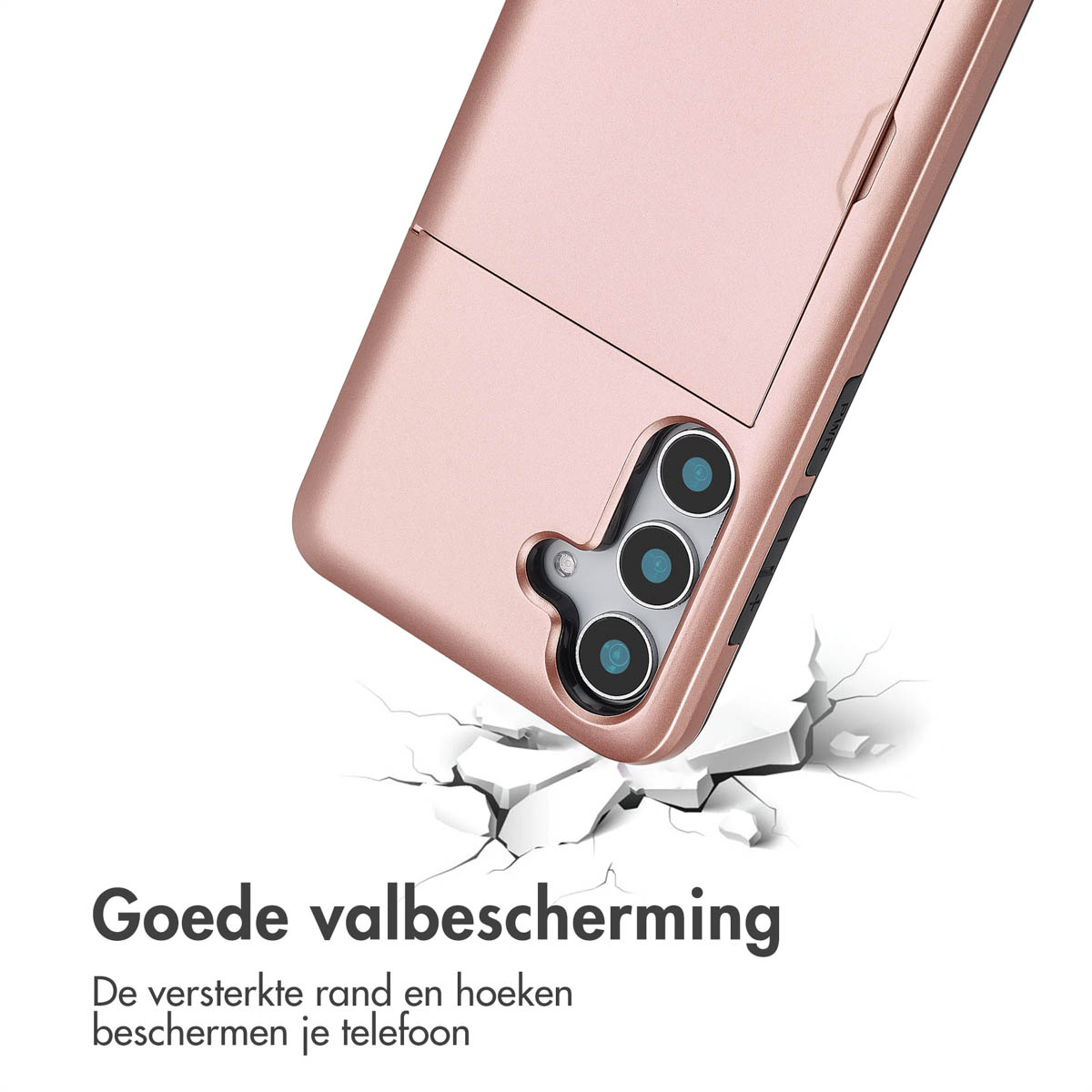 Een roségouden telefoonhoesje op een wit oppervlak. Tekst: goede valbescherming. Het hoesje ligt op de grond.