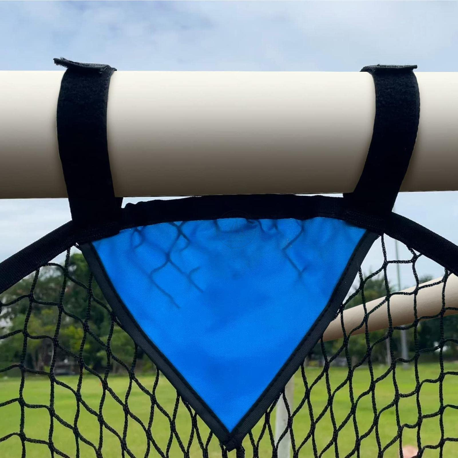 Ein Baseballnetz mit blauer Schlagzone. Das Netz ist draußen auf dem Rasen aufgebaut.