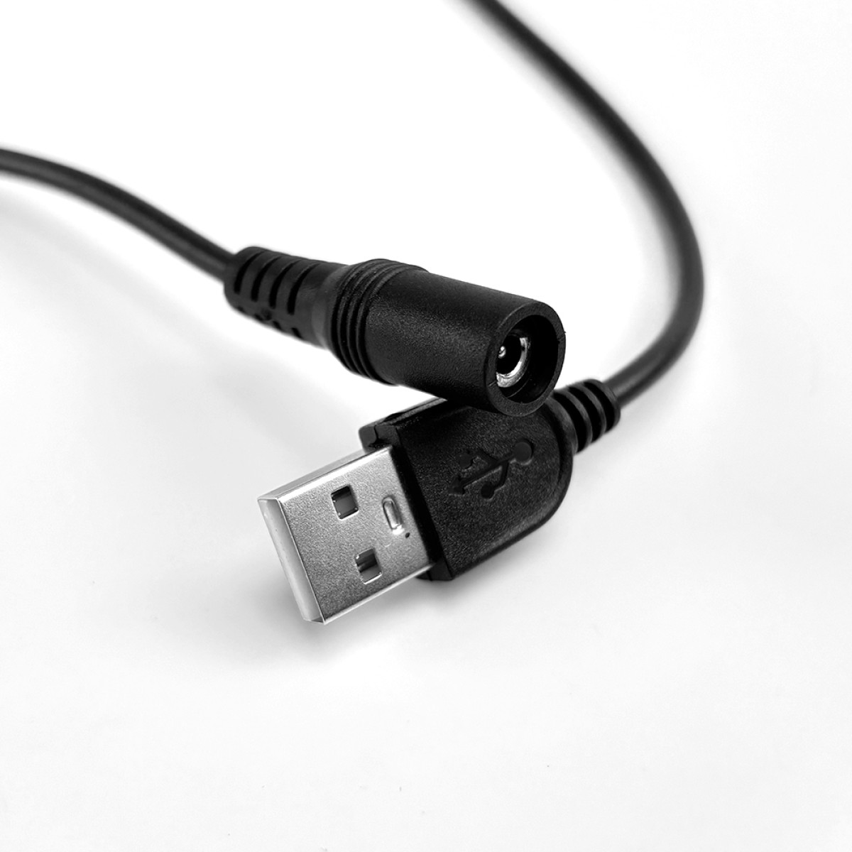 Czarny kabel USB ze złączem USB-A i złączem zasilania DC, na białym tle.