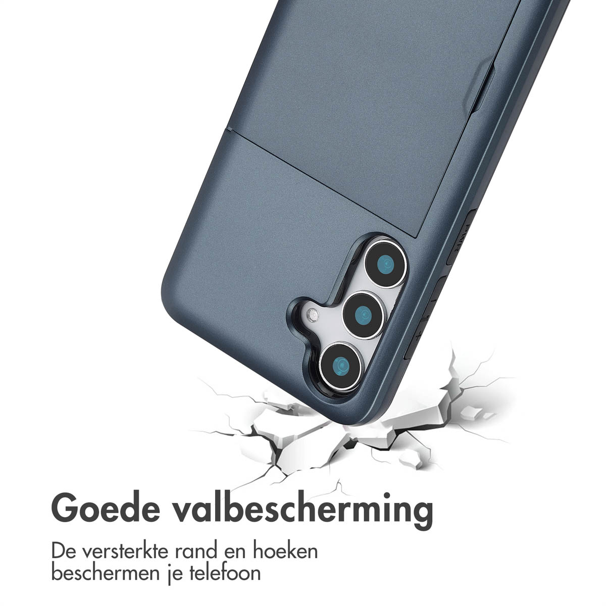 Blauwe telefoonhoes op een wit oppervlak. Tekst zegt 'Goede valbescherming'. Barsteffect onder de telefoon.