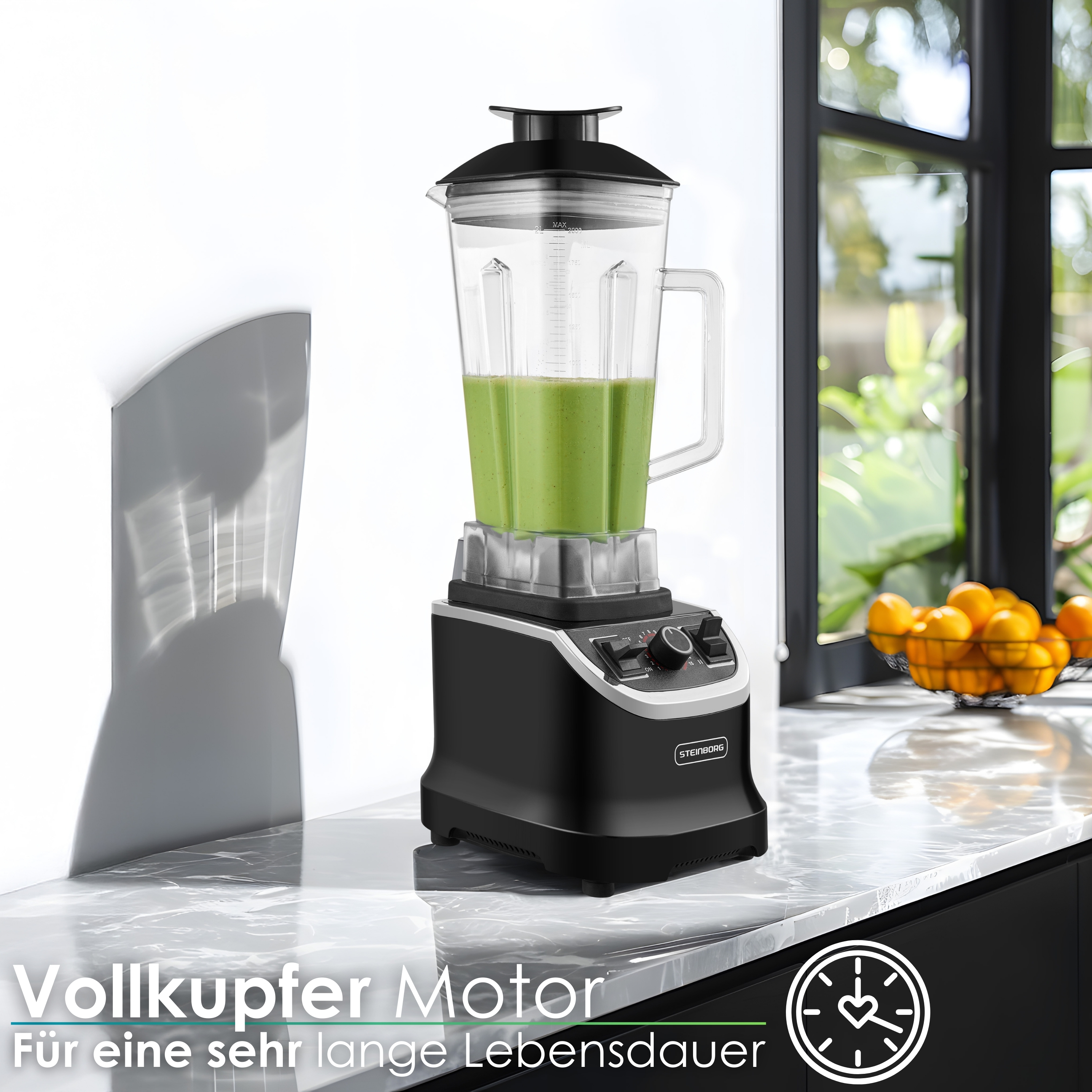 Ein schwarzer Mixer mit grünem Smoothie, platziert auf einer Marmorarbeitsplatte.