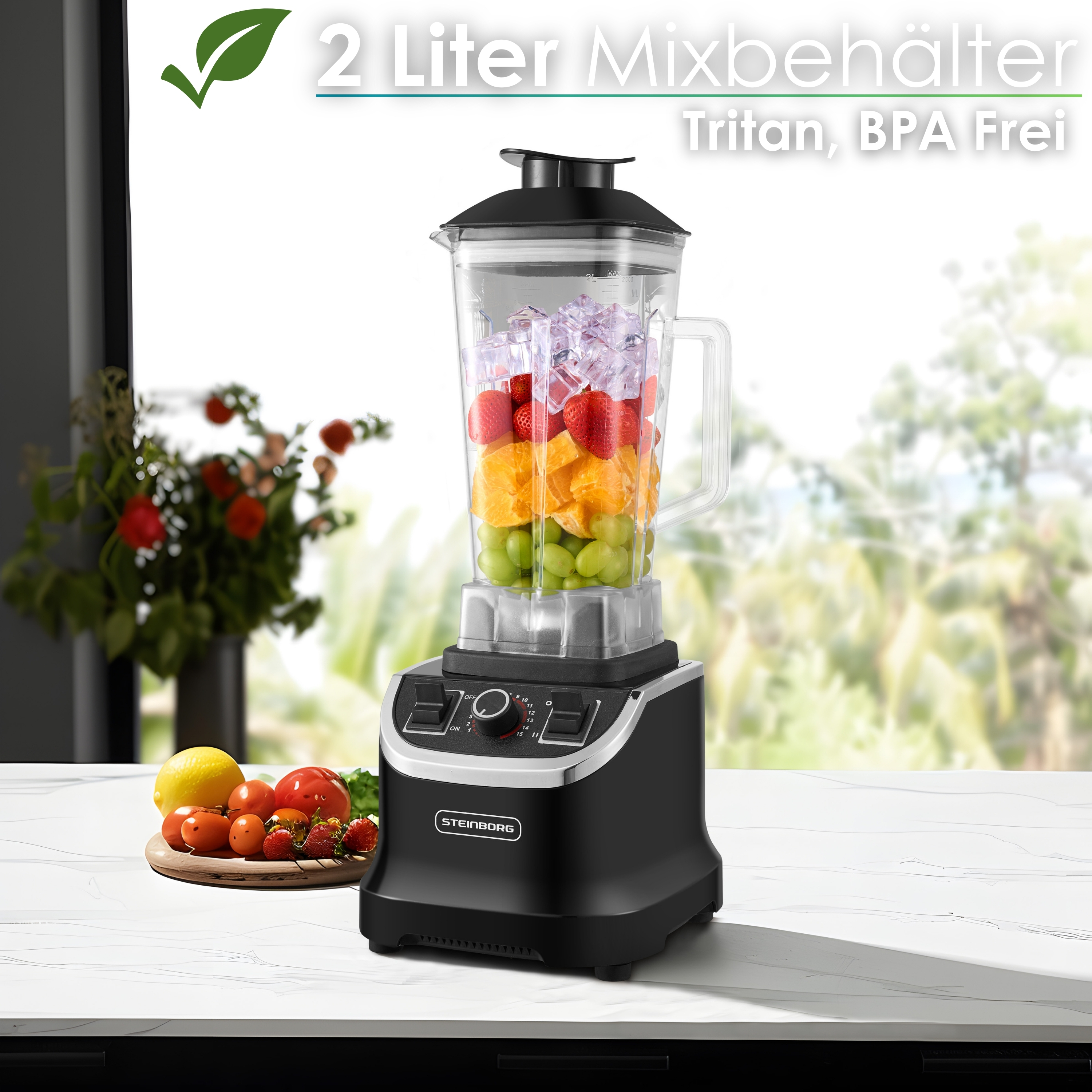 Ein schwarzer Mixer mit einem transparenten Behälter, gefüllt mit geschichteten Früchten und Eis.