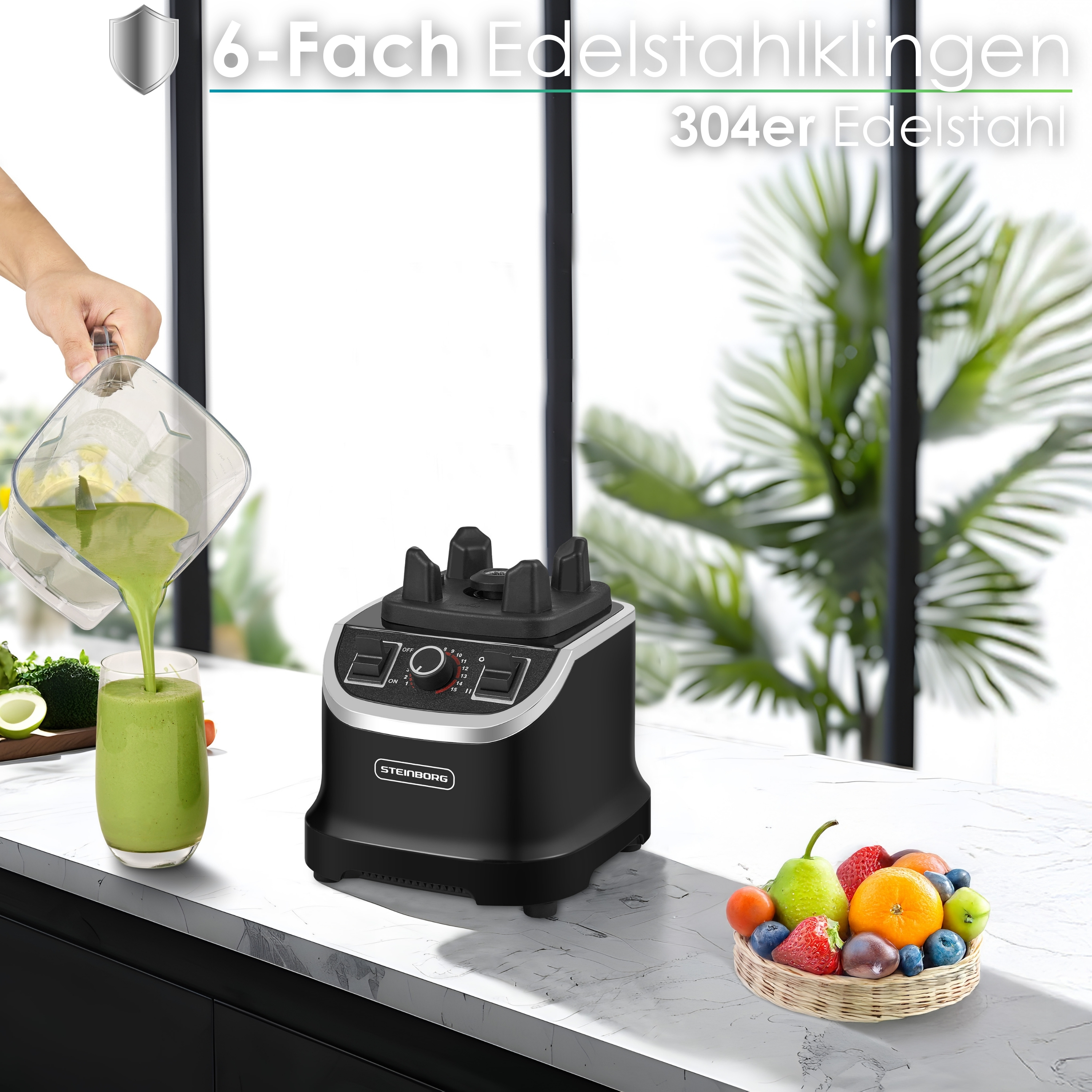 Mixer, grünes Flüssigkeit wird in ein Glas gegossen. Früchte in einem Korb im Vordergrund.
