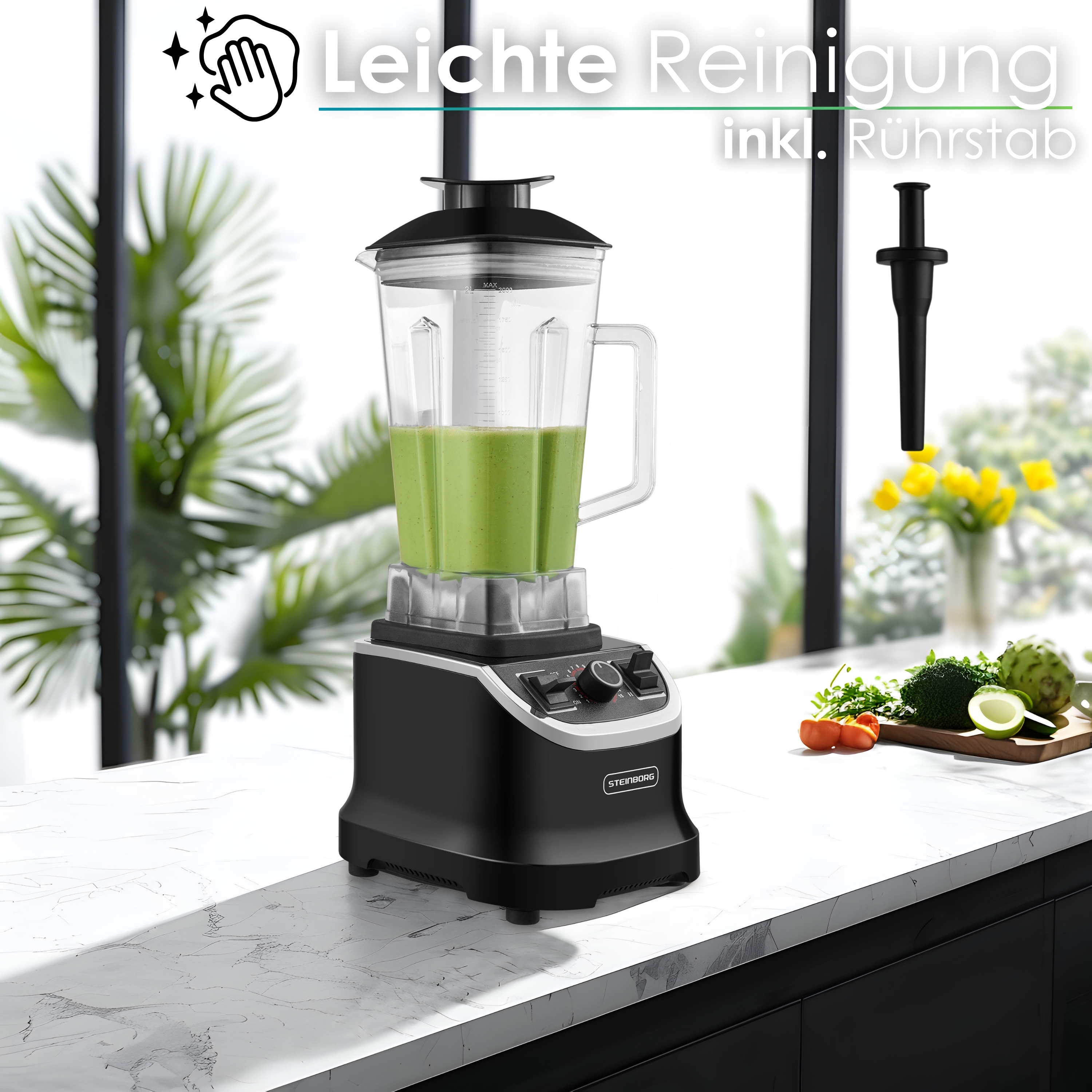 Schwarzer Mixer mit grünem Smoothie auf weißer Marmorplatte. Rührstab rechts.