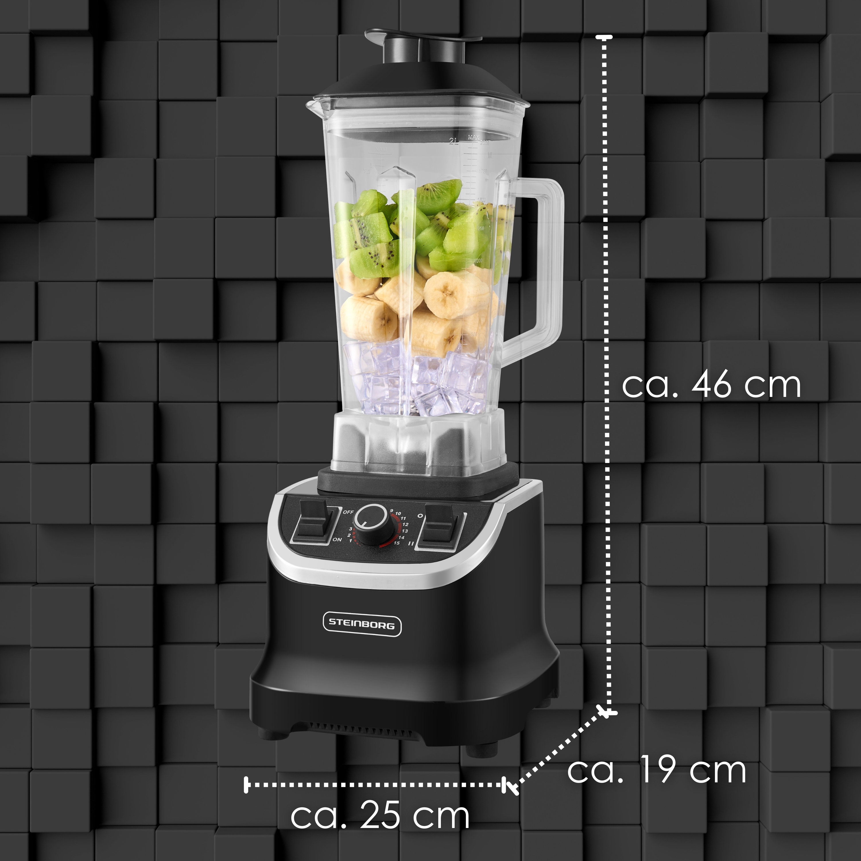 Ein schwarzer Mixer mit Früchten im Inneren. Er hat einen transparenten Behälter, der Hintergrund ist dunkelgrau.