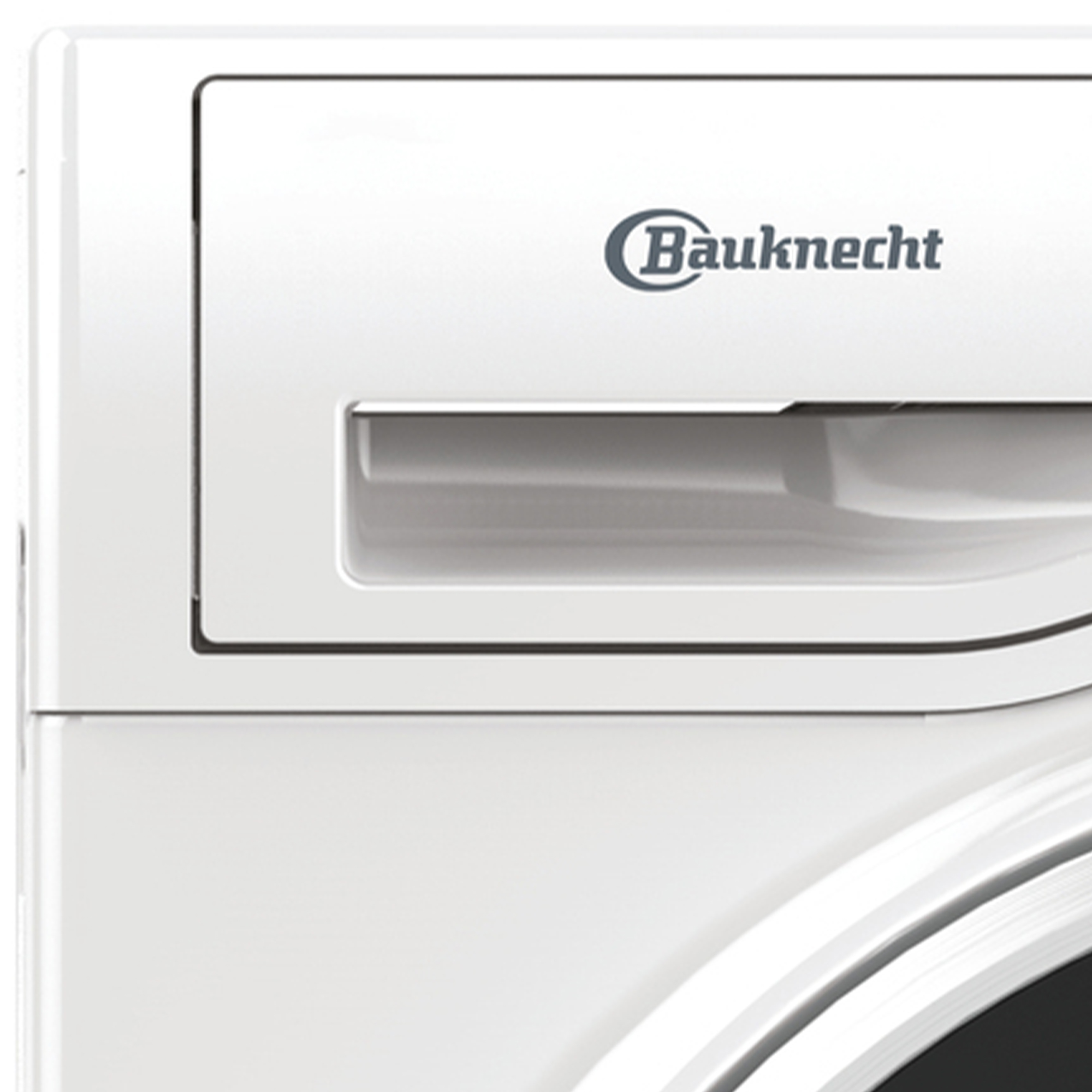 Nahaufnahme einer weißen Bauknecht Waschmaschine, die das Markenlogo und den Türgriff zeigt.
